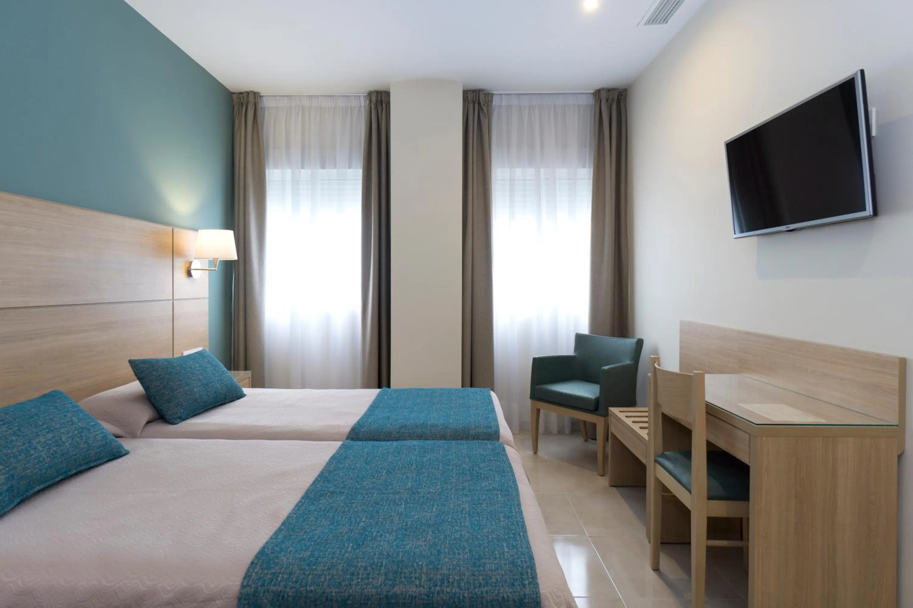 Photo of the whole room, Bed in Hotel Sur Málaga