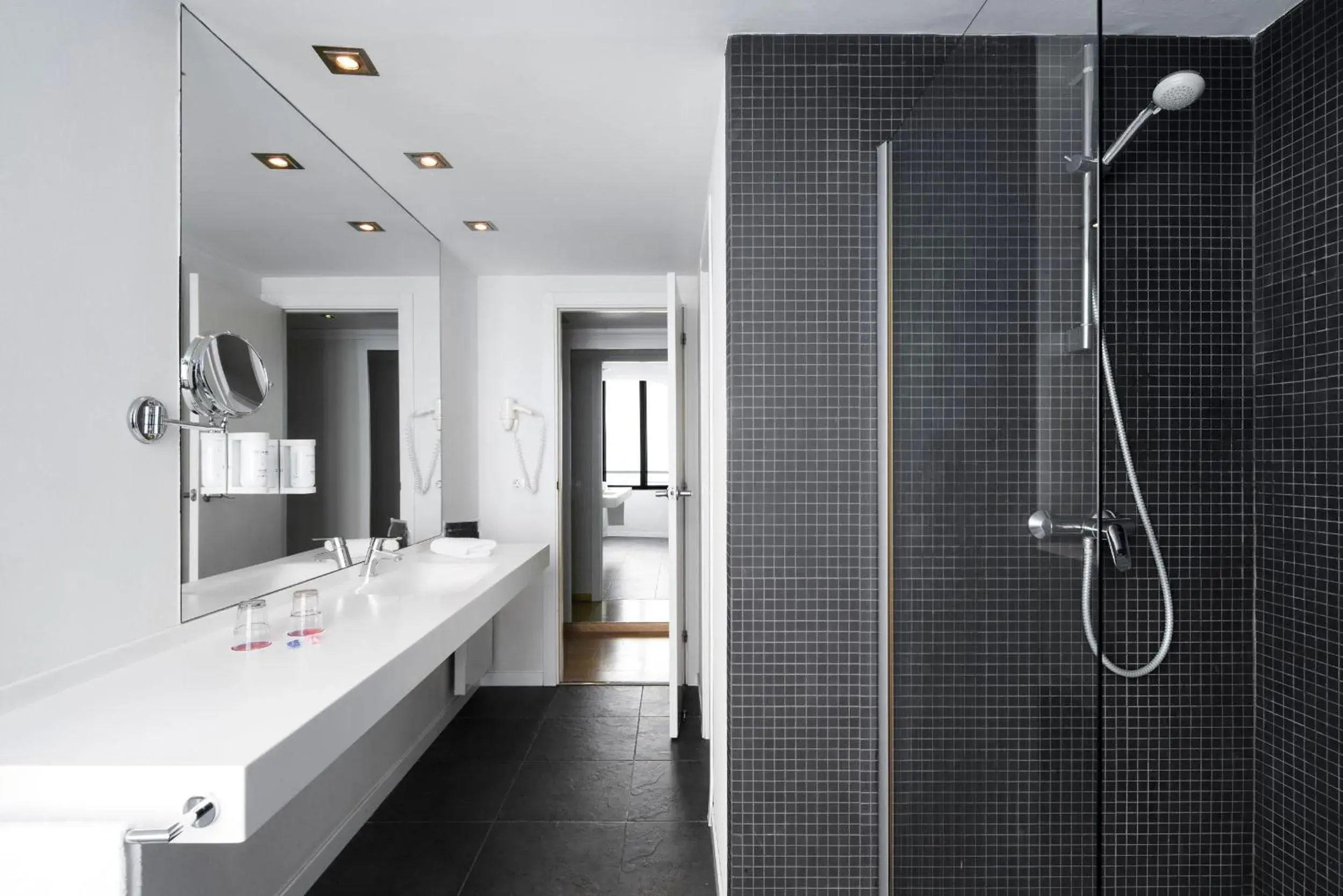 Superior Twin Room with Extra Bed in Hotel Alimara Superior Twin Room with Extra Bed in Hotel Alimara