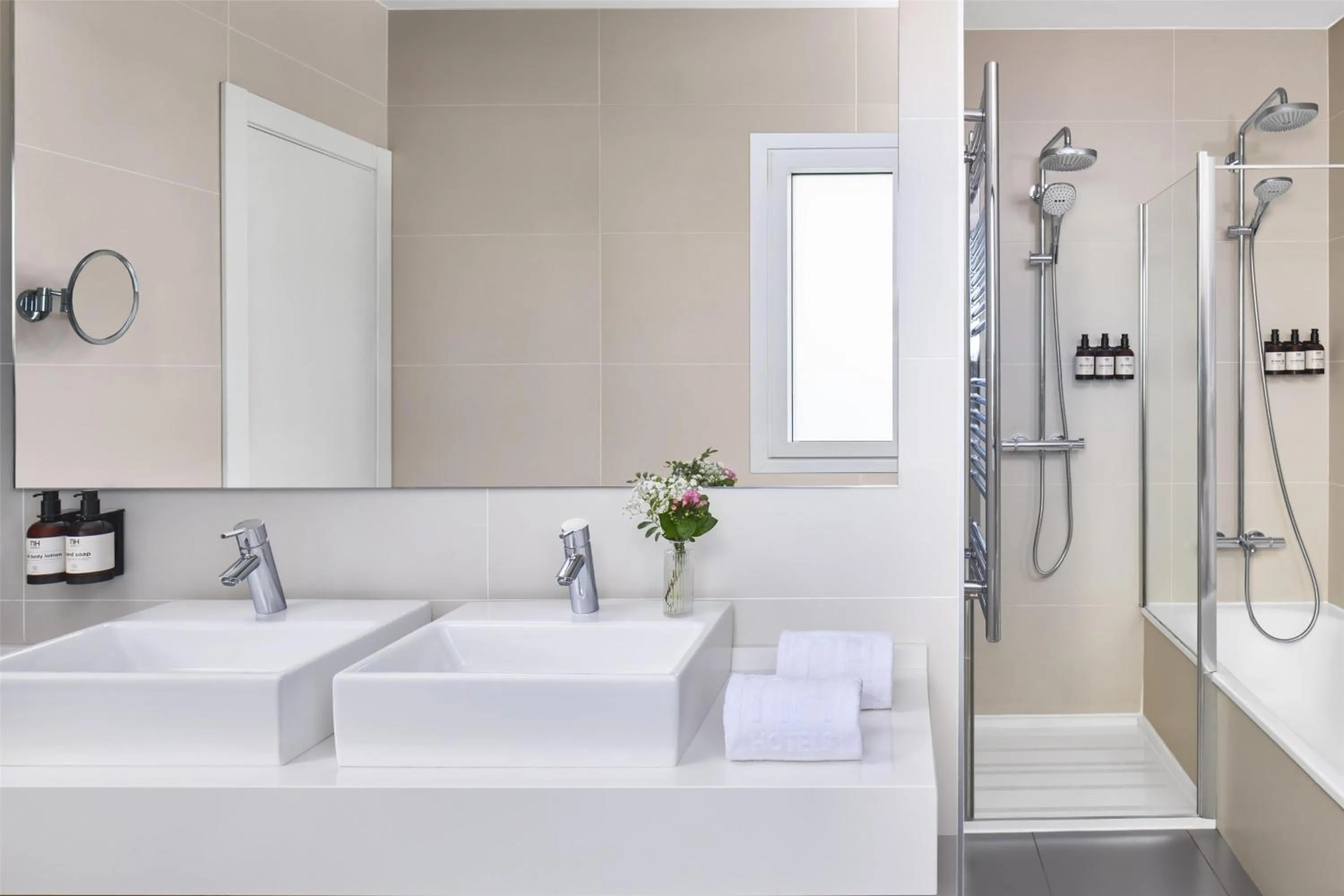 Bathroom in NH Madrid Atocha