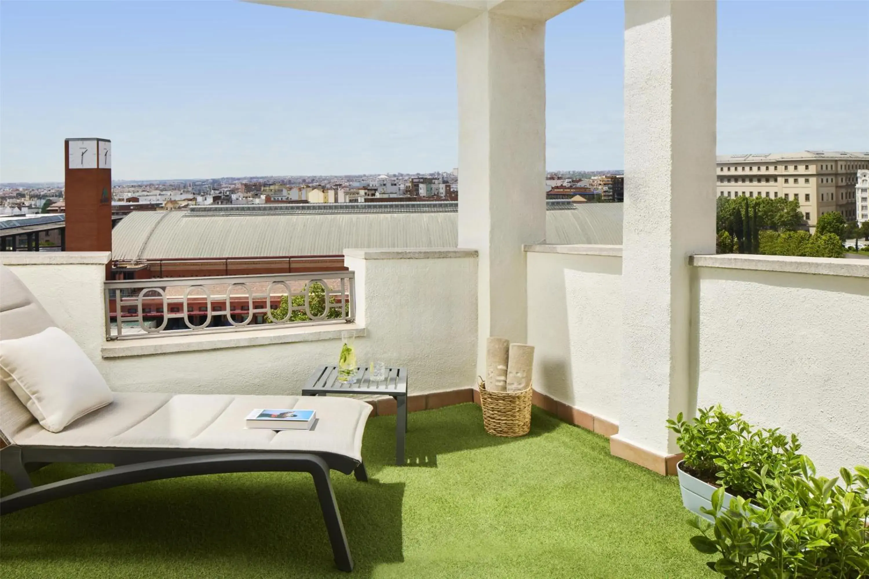 Lounge or bar in NH Madrid Atocha Lounge or bar in NH Madrid Atocha