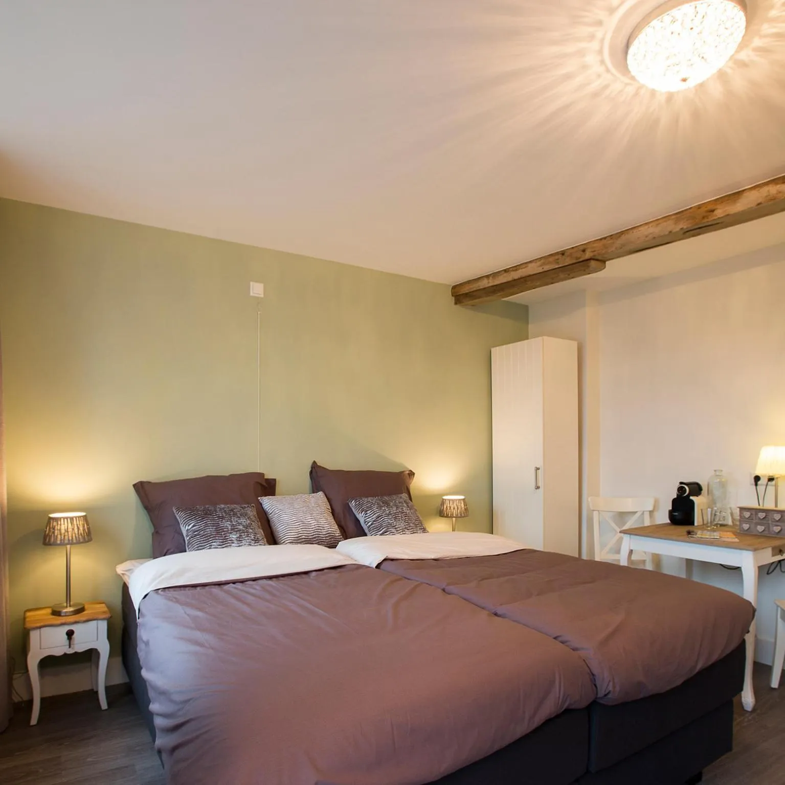 Bed in Bed & Breakfast De Vier Seizoenen