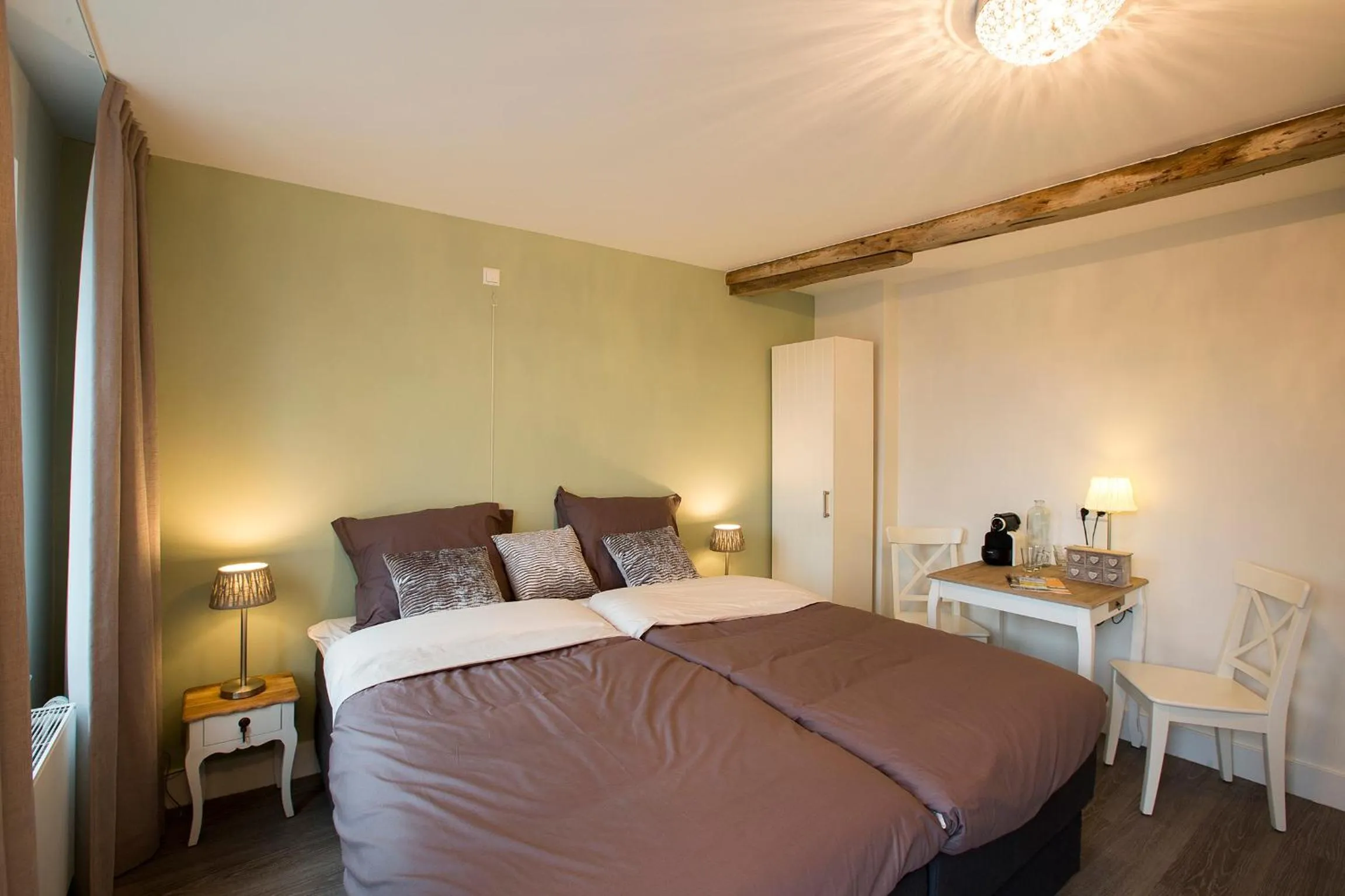 Bed in Bed & Breakfast De Vier Seizoenen