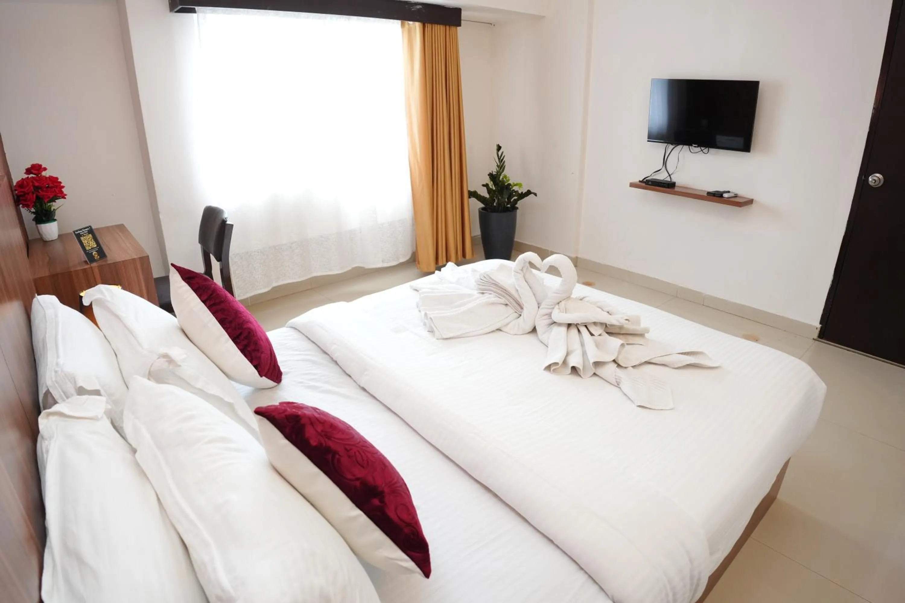 TV and multimedia, Bed in Hotel Palmyra Grand Inn - Kochi