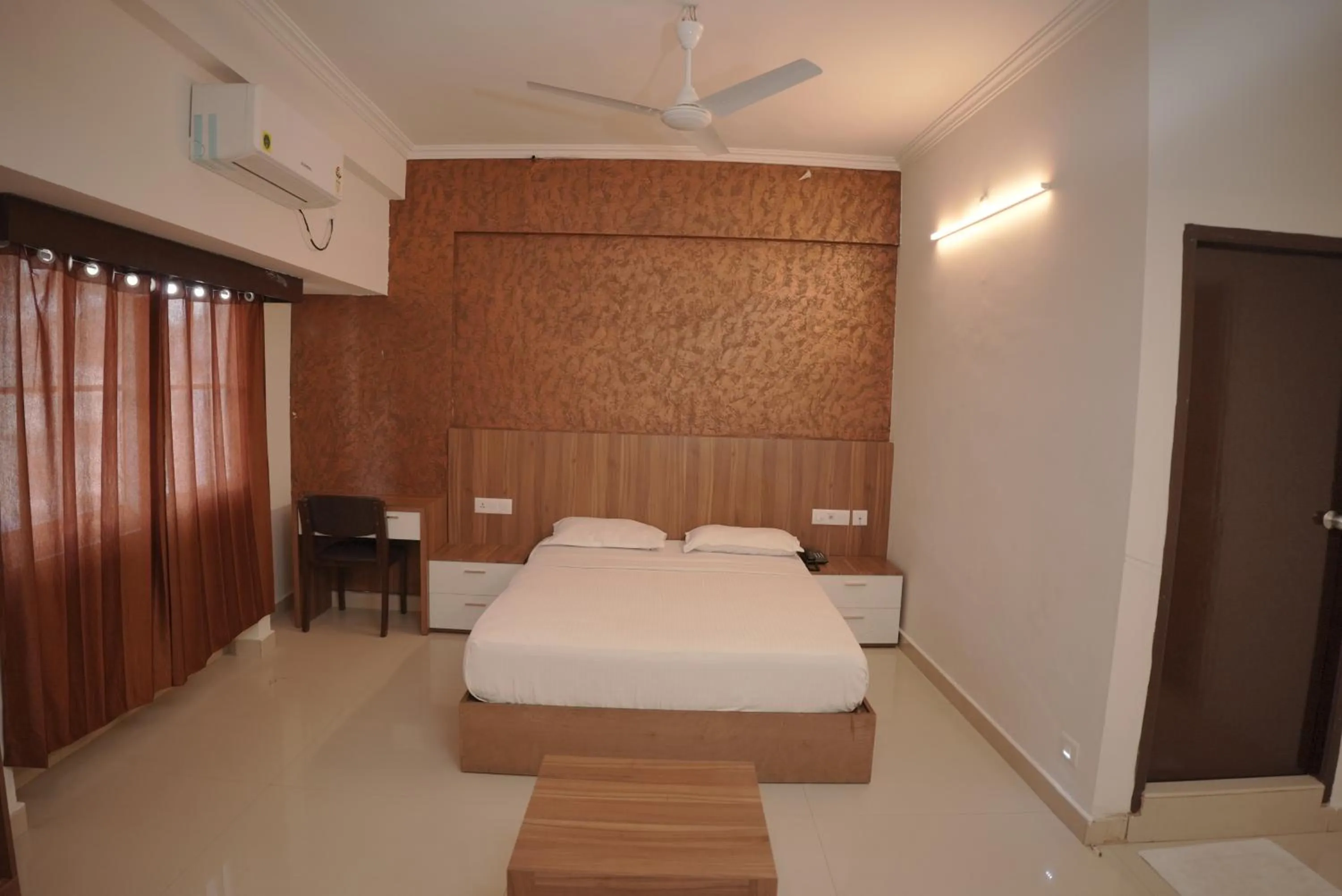 Bedroom, Bed in Hotel Palmyra Grand Inn - Kochi