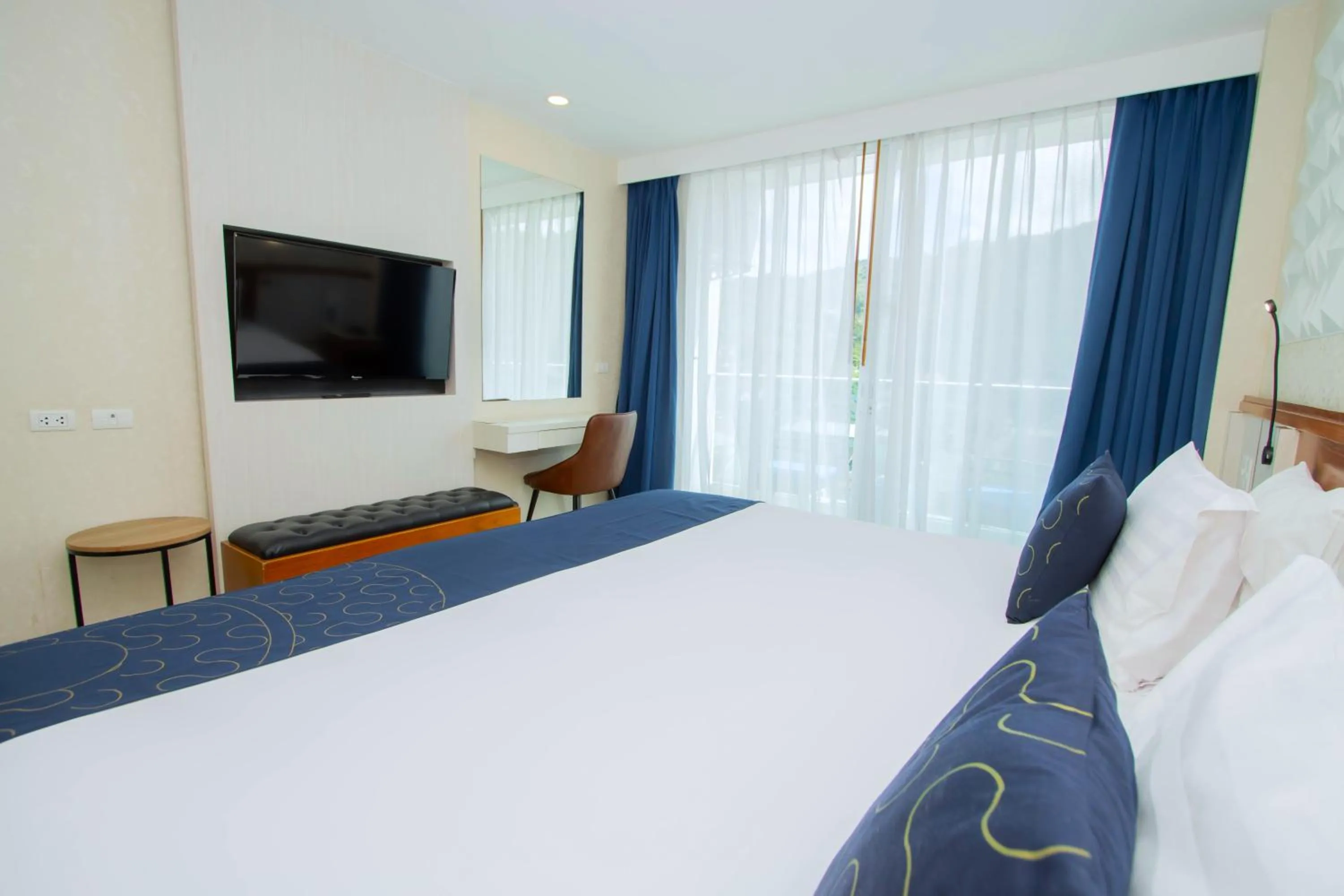 Communal lounge/ TV room, Bed in Sira Grande Hotel & Spa, Patong