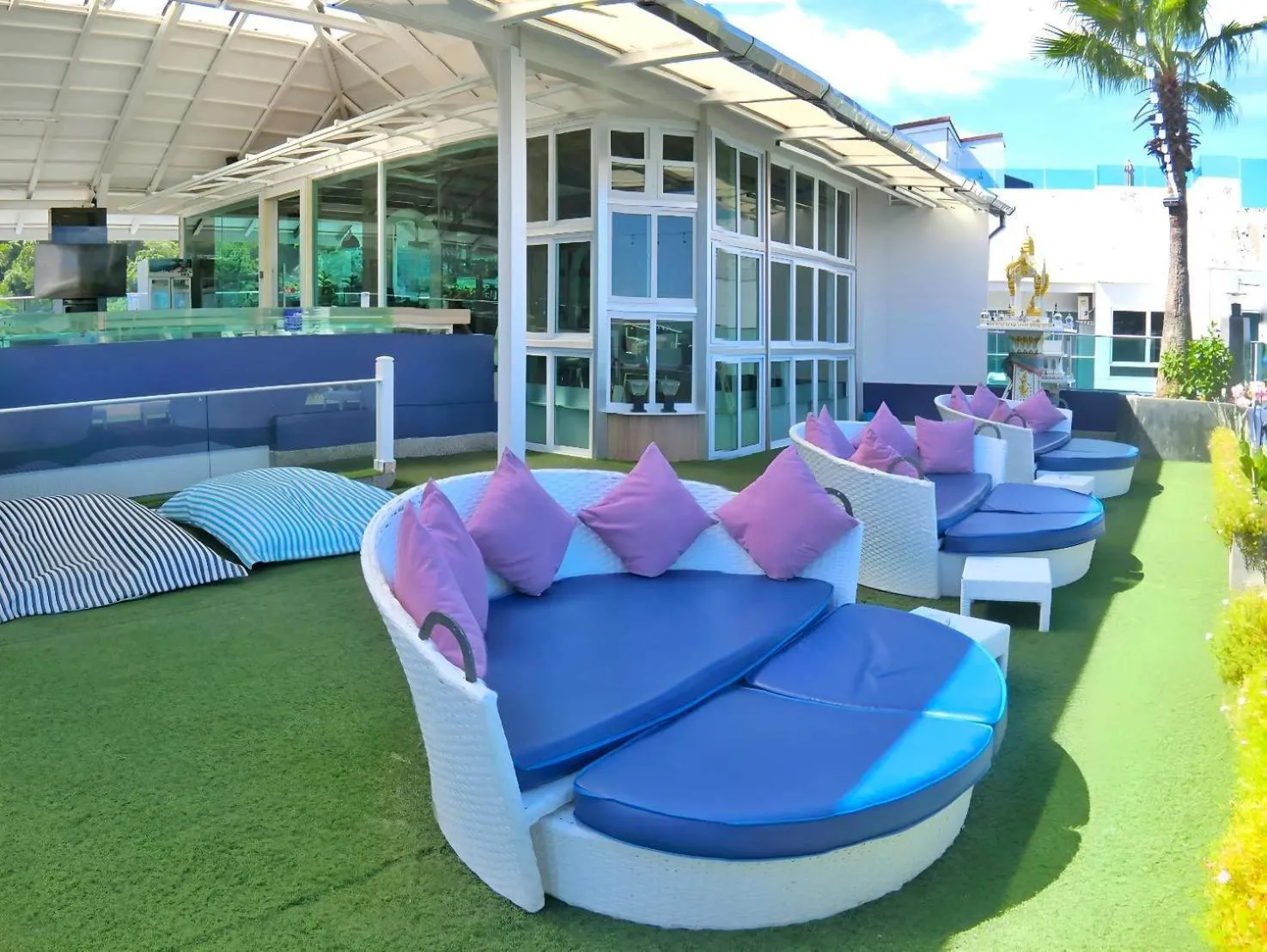 Patio in Sira Grande Hotel & Spa, Patong