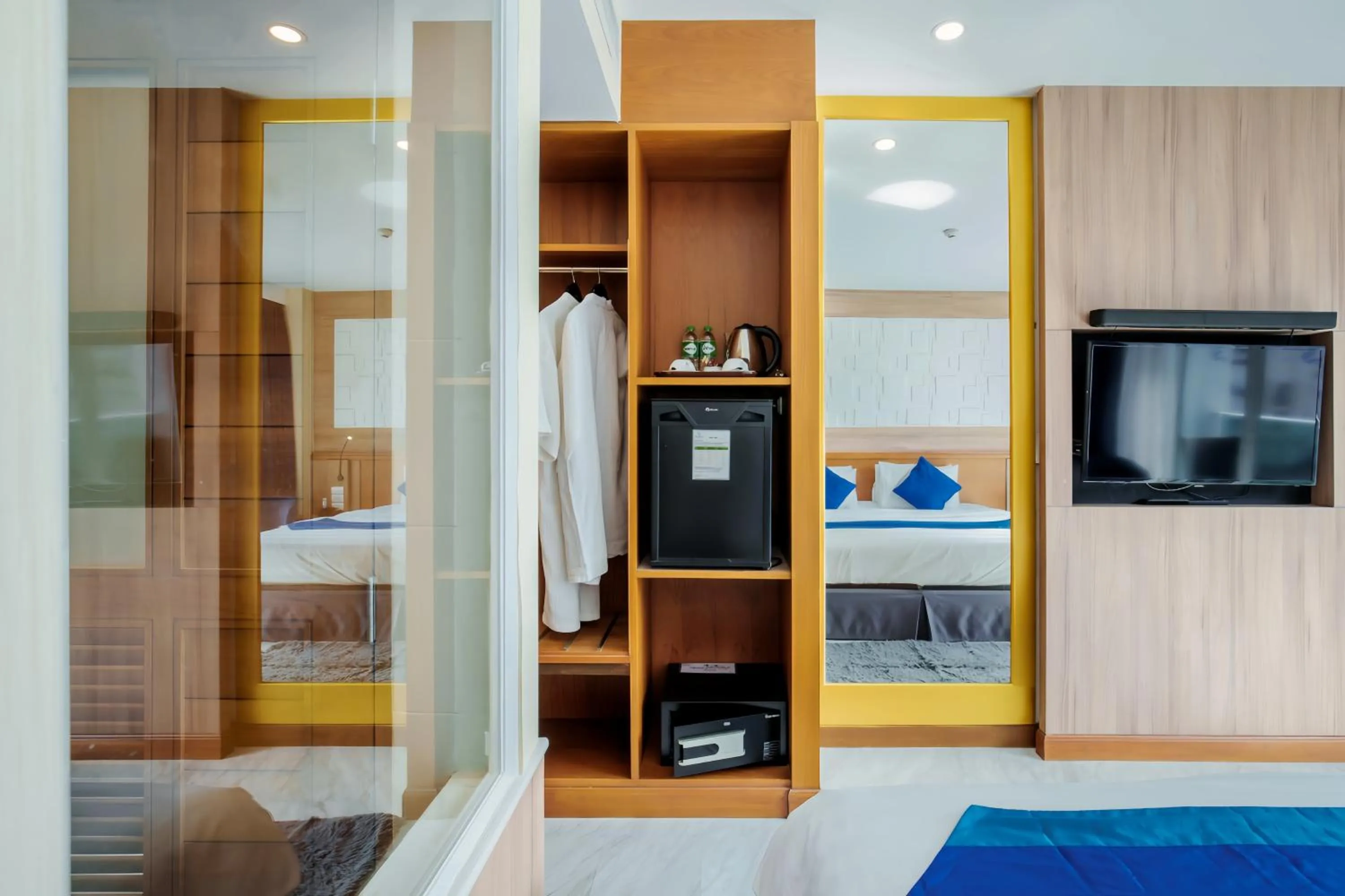 TV and multimedia, Bed in Sira Grande Hotel & Spa, Patong