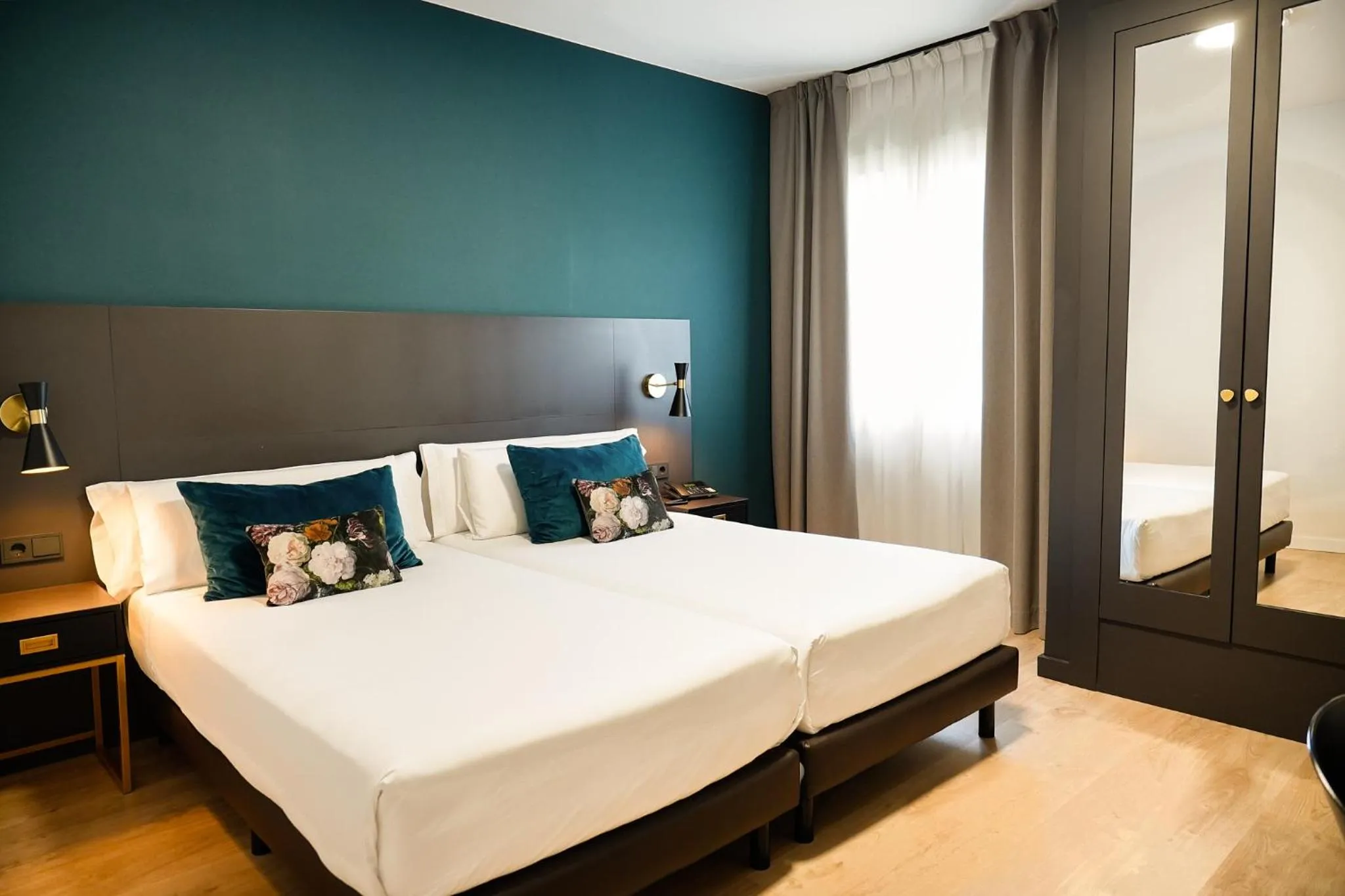 Photo of the whole room, Bed in Arenas Atiram Hotel