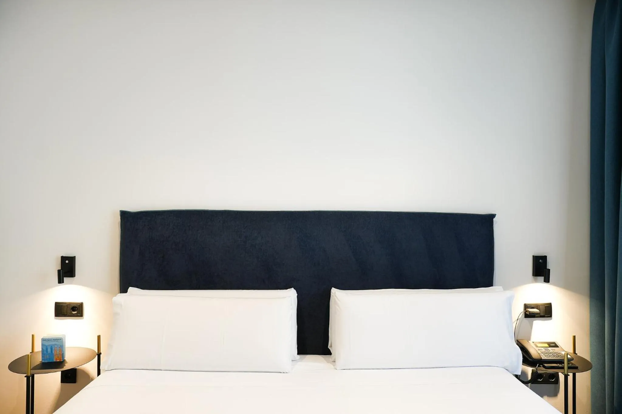 Photo of the whole room, Bed in Arenas Atiram Hotel