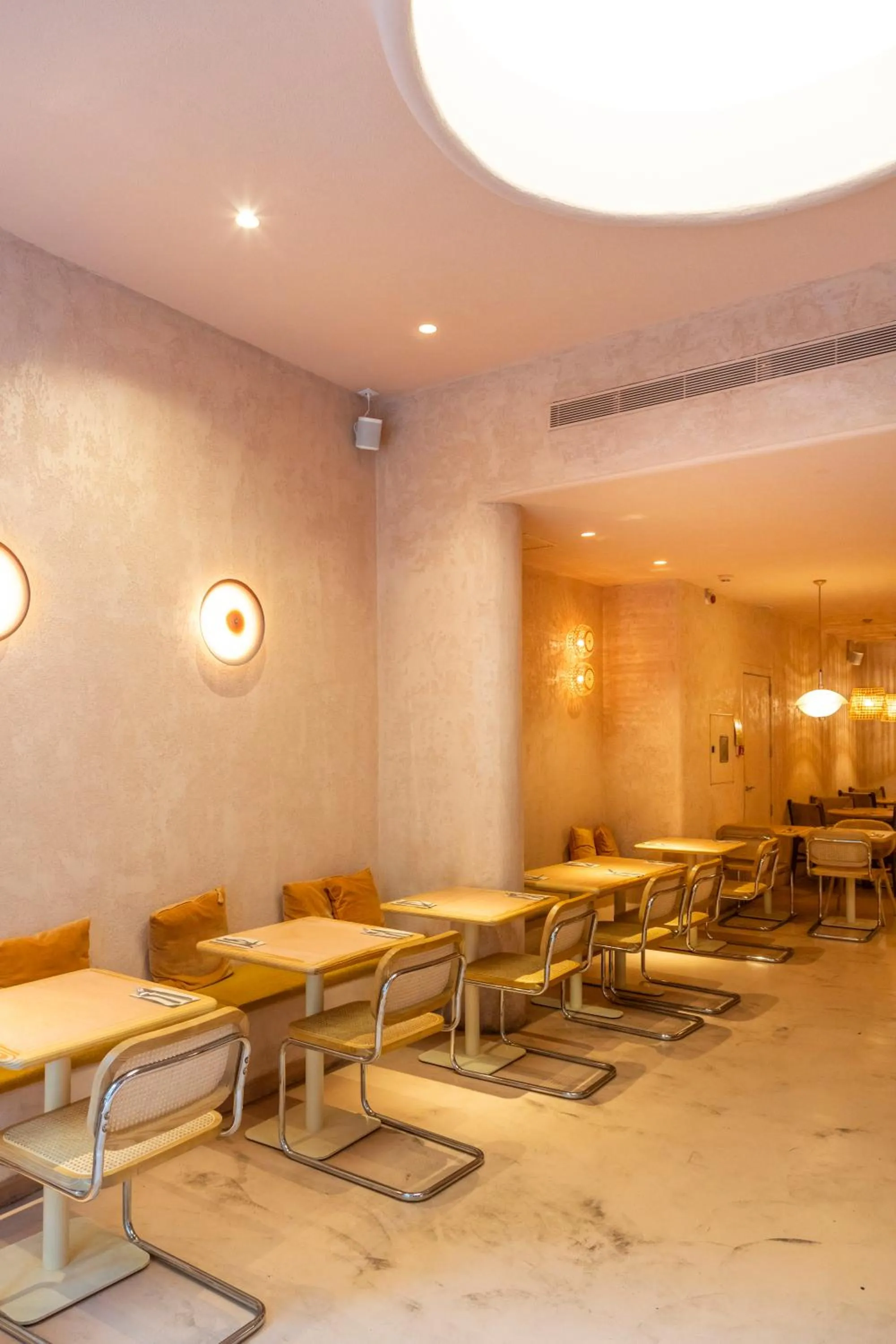 Restaurant/places to eat in Hotel Constanza