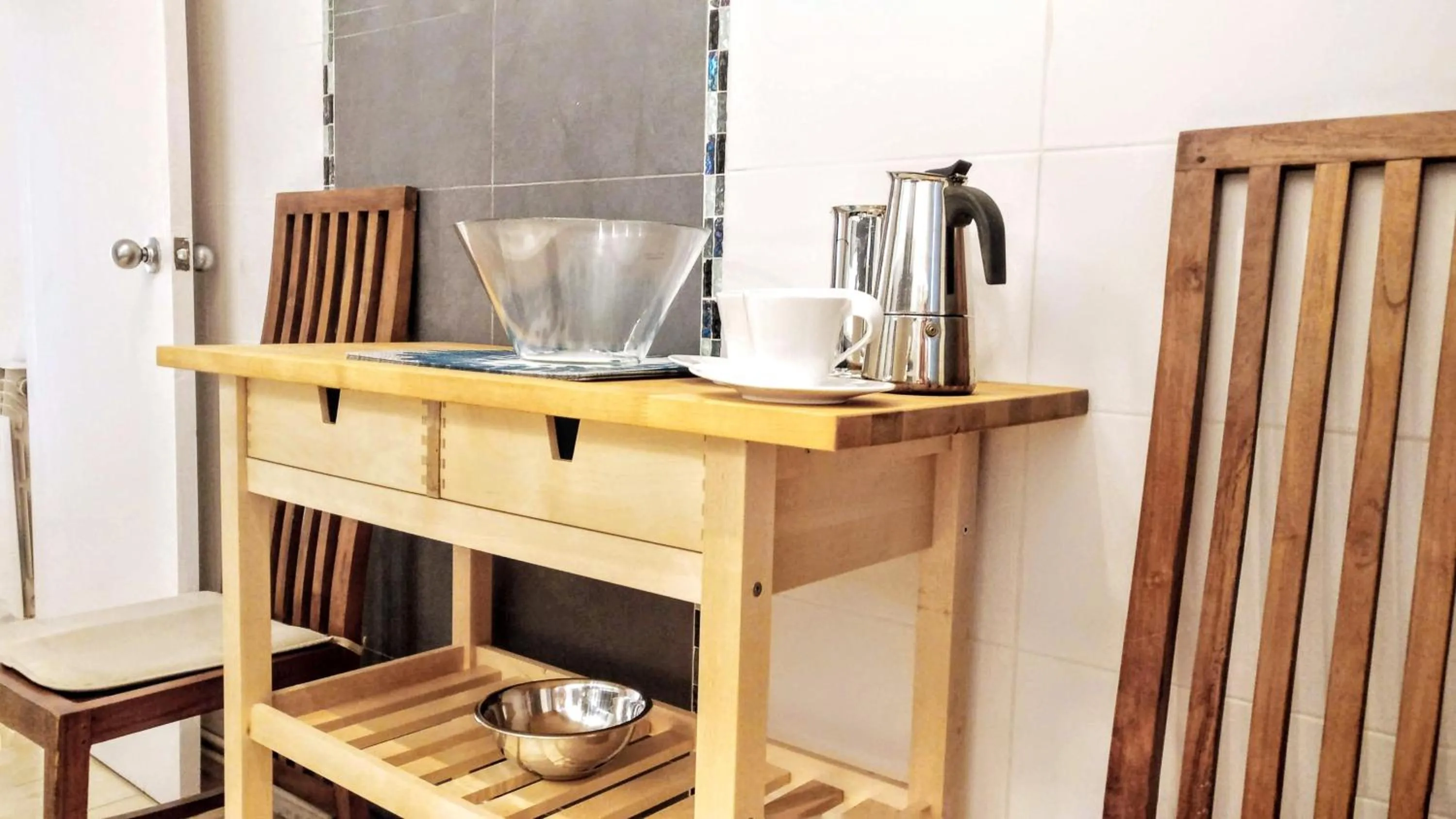 Coffee/tea facilities in BizFlats Garden House