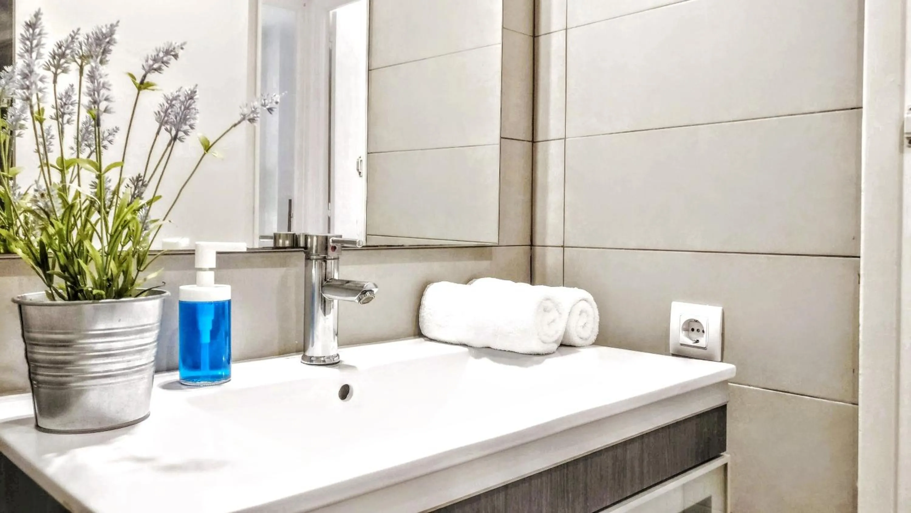 Shower in BizFlats Garden House
