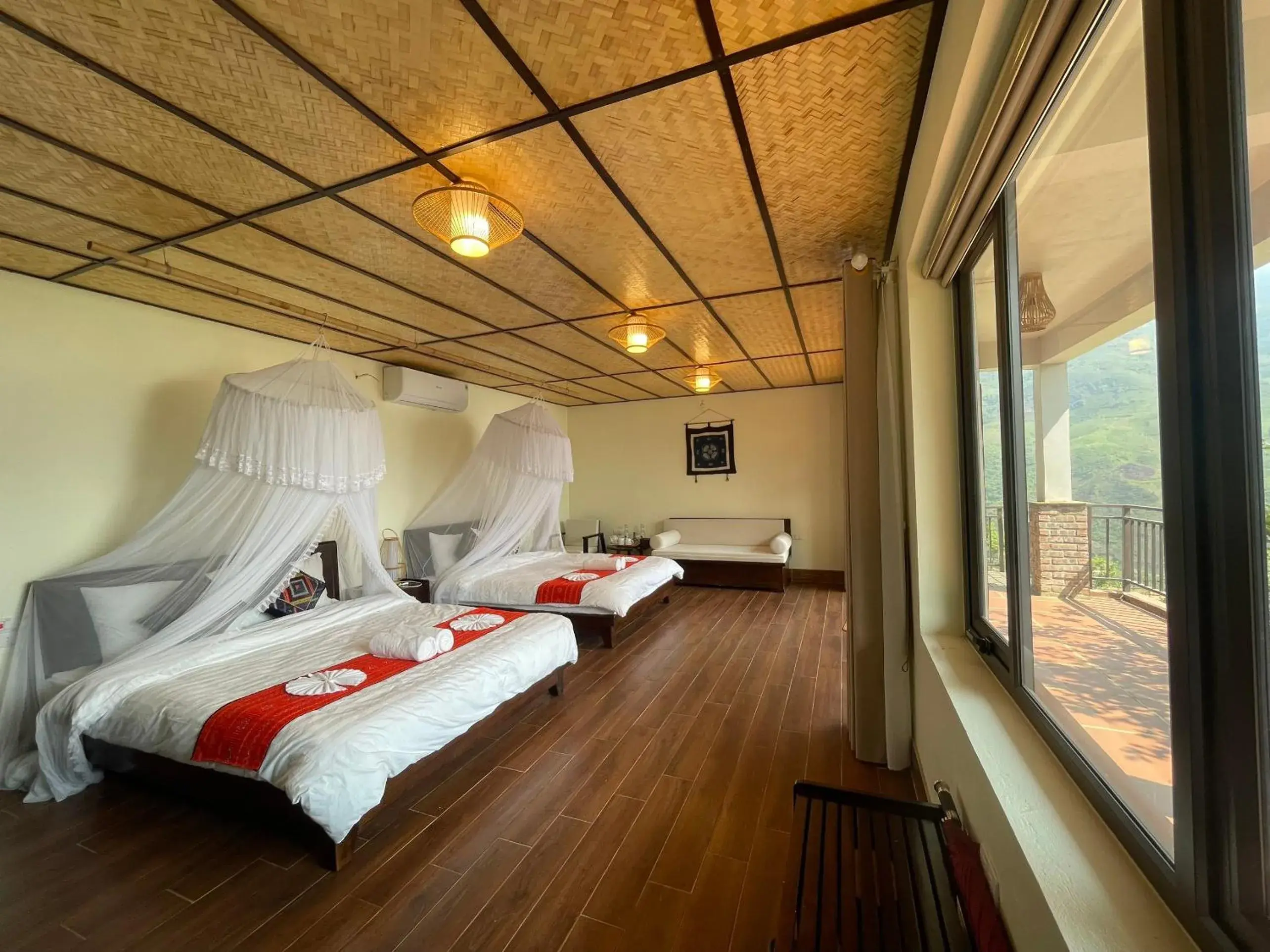 Quadruple Room with Balcony in Ta Xua Ecolodge Quadruple Room with Balcony in Ta Xua Ecolodge