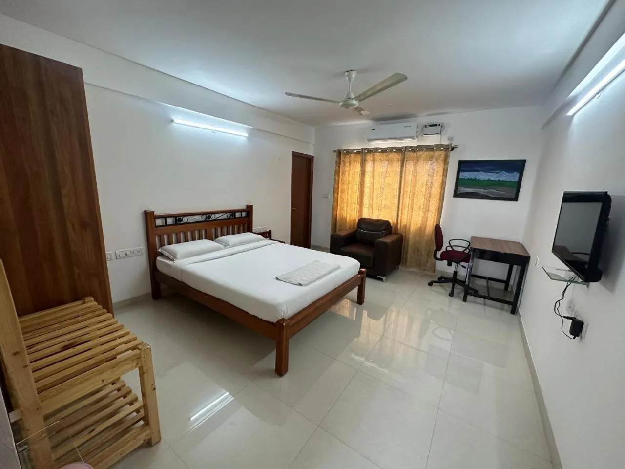 Communal lounge/ TV room, Bed in Achates Corporate Services