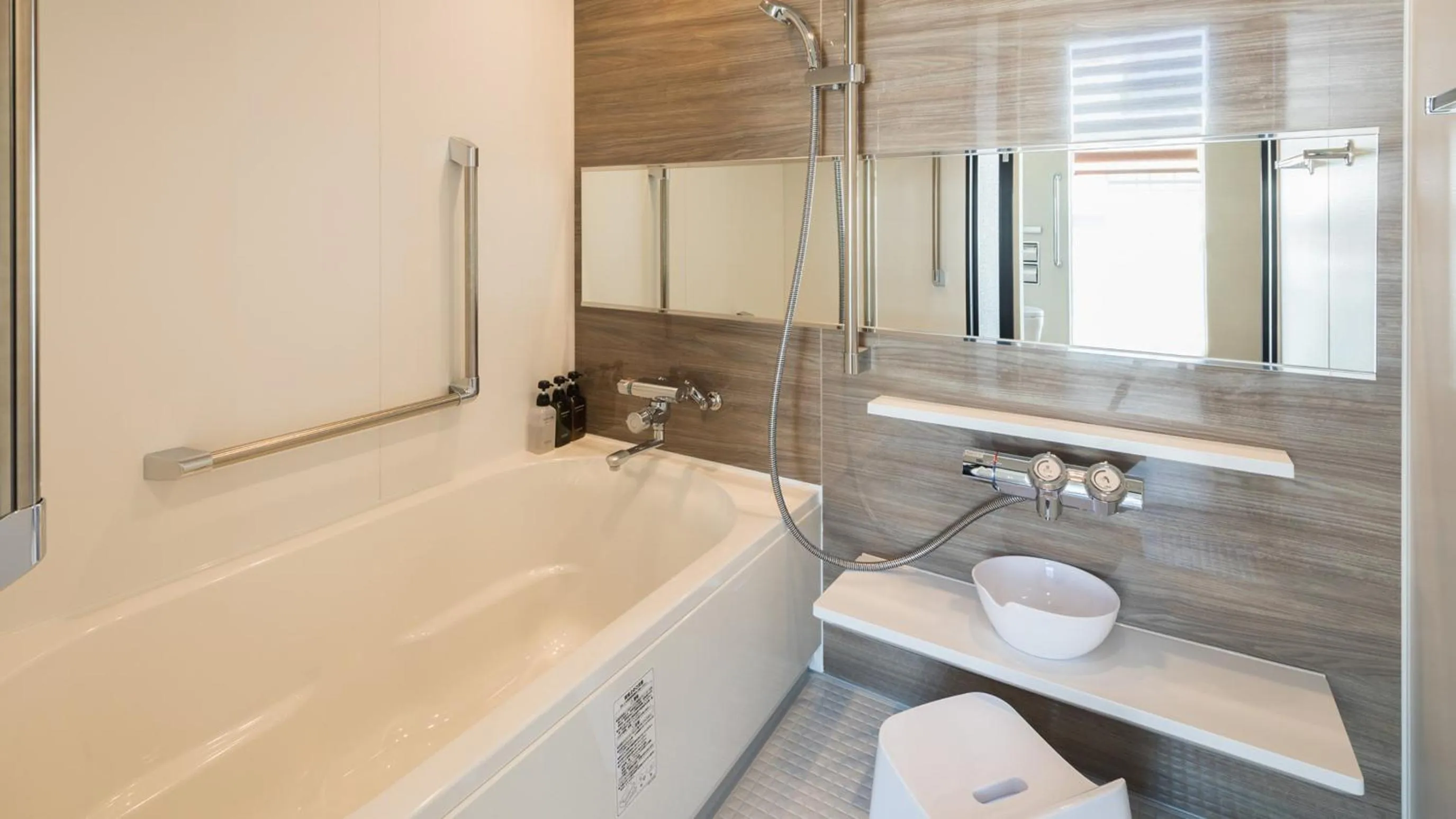 Shower in JR-East Hotel Mets Funabashi