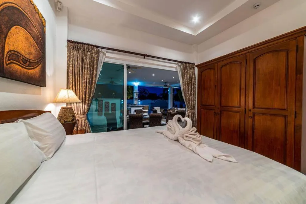 Bed in Private 3 Bedroom Pool Villa PP10