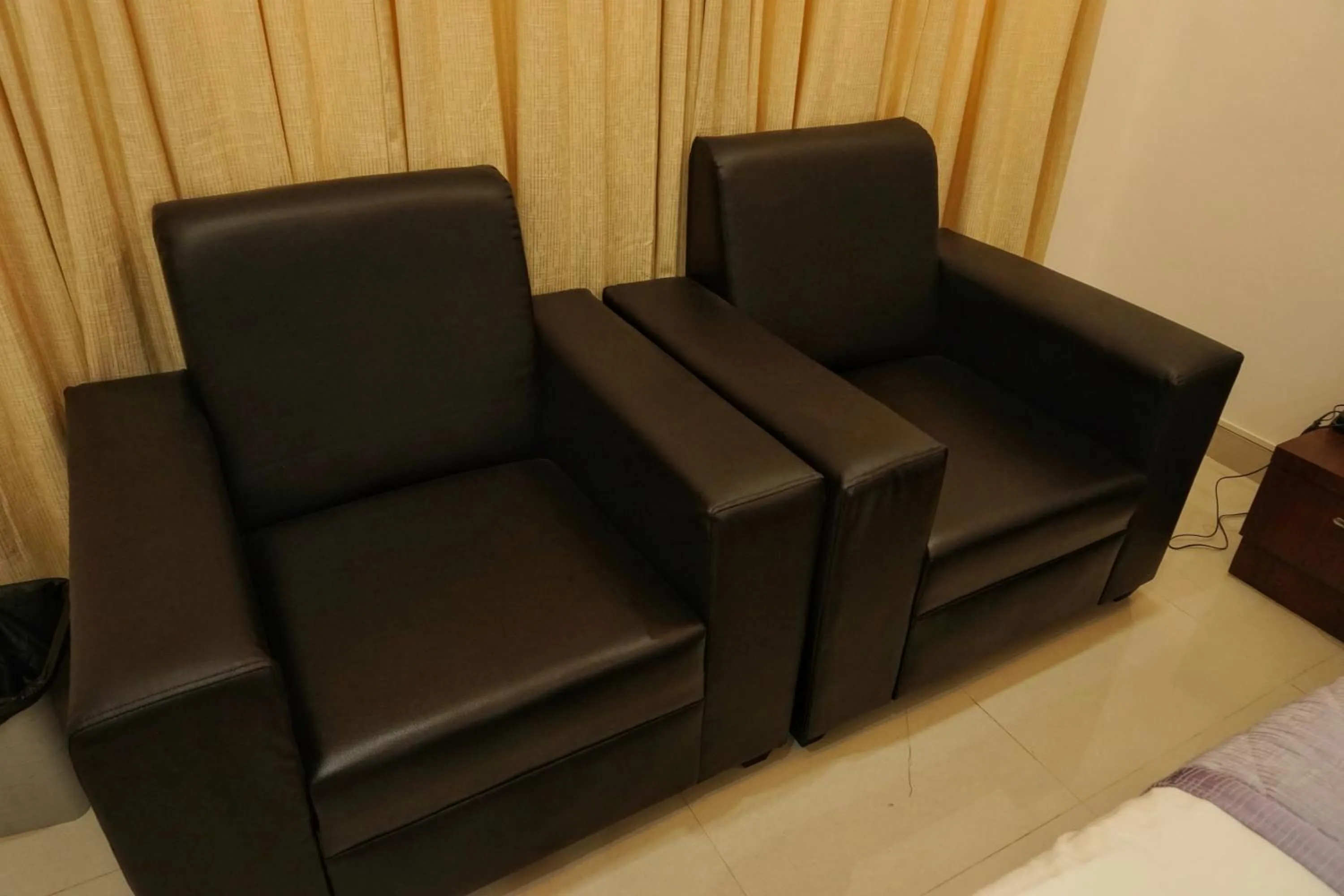 Seating area in Gateway Inn