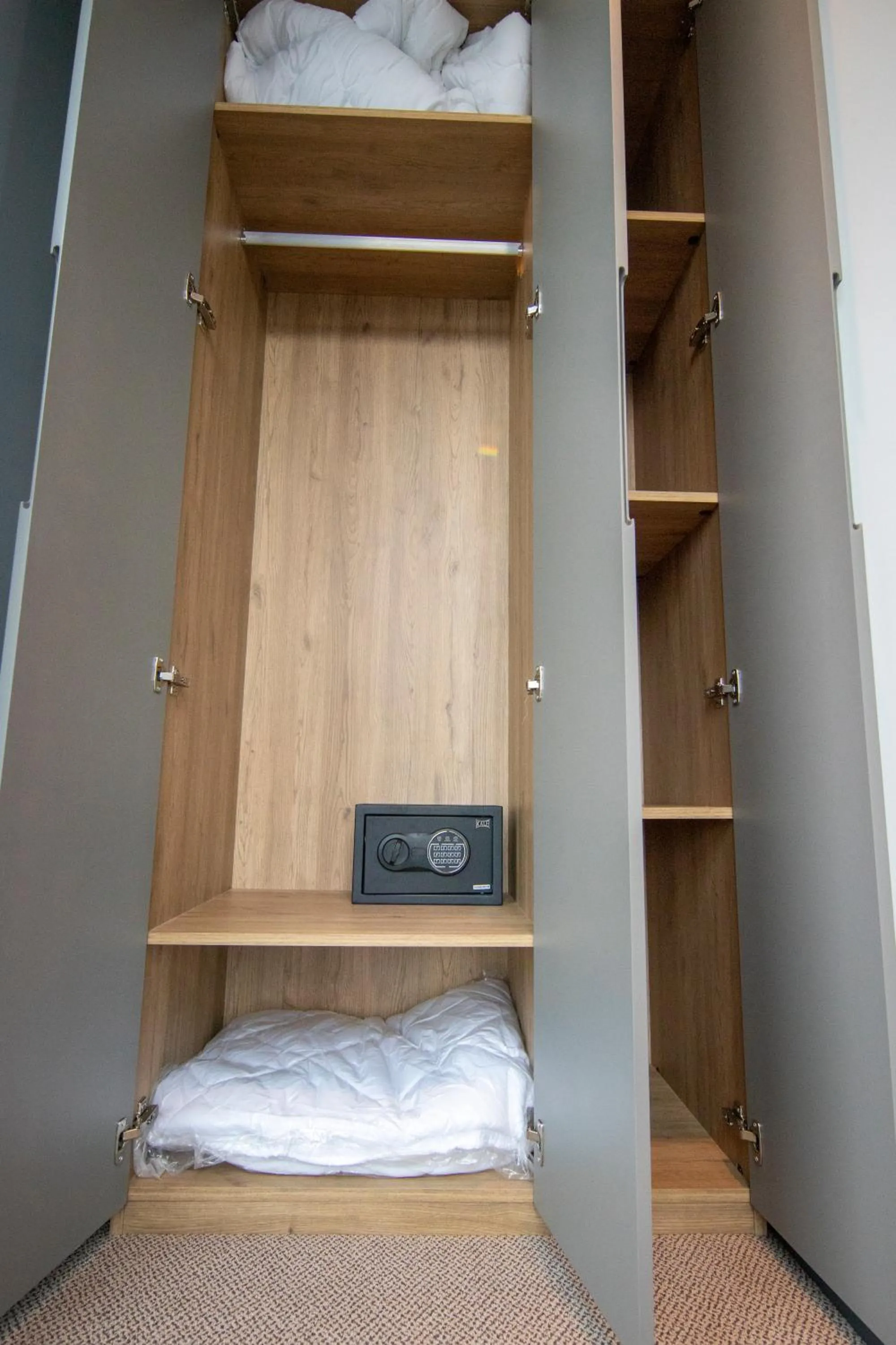 safe, Bed in SHERLOCK HOMES HOTELS