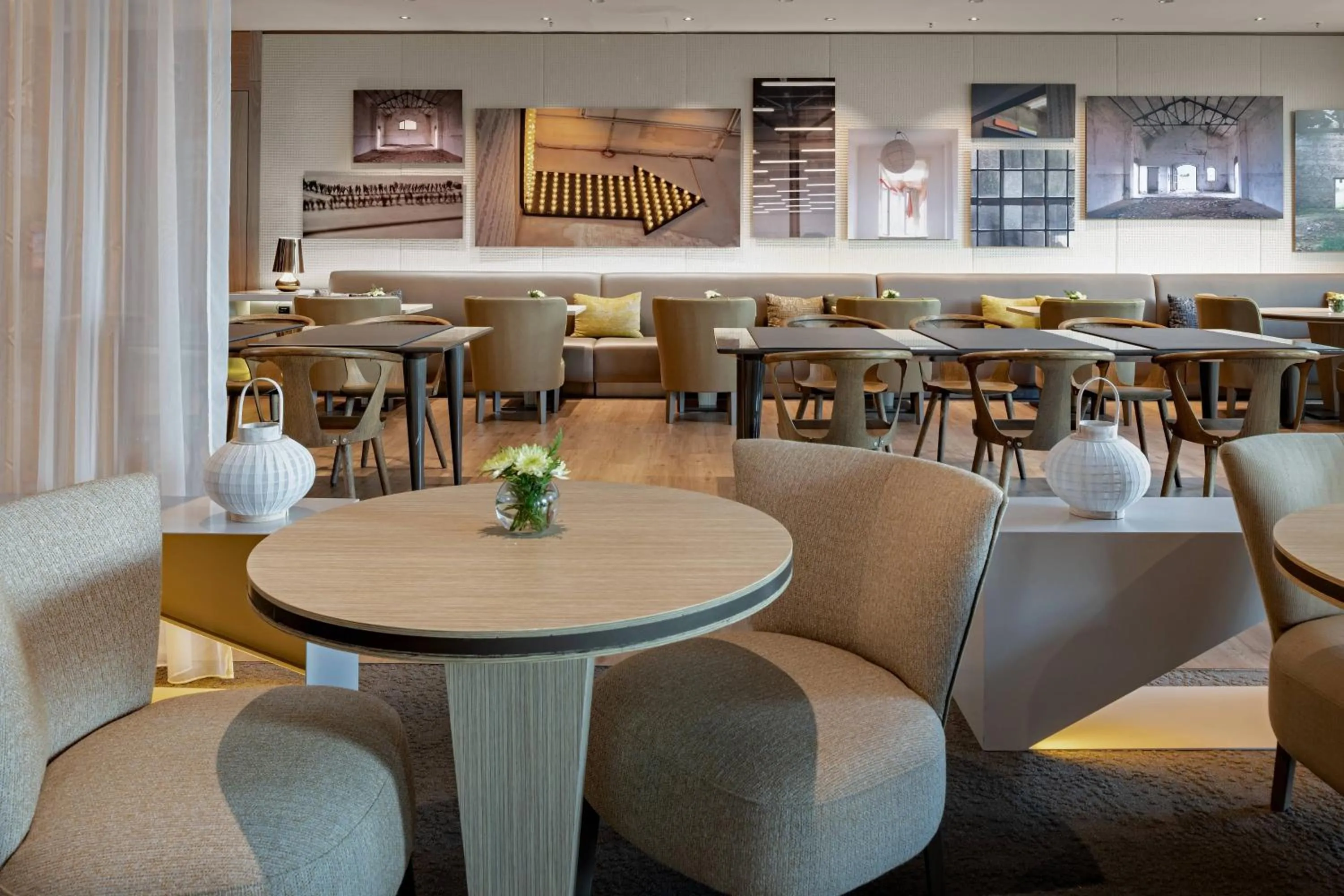 Lounge or bar in AC Hotel Diagonal L'Illa by Marriott