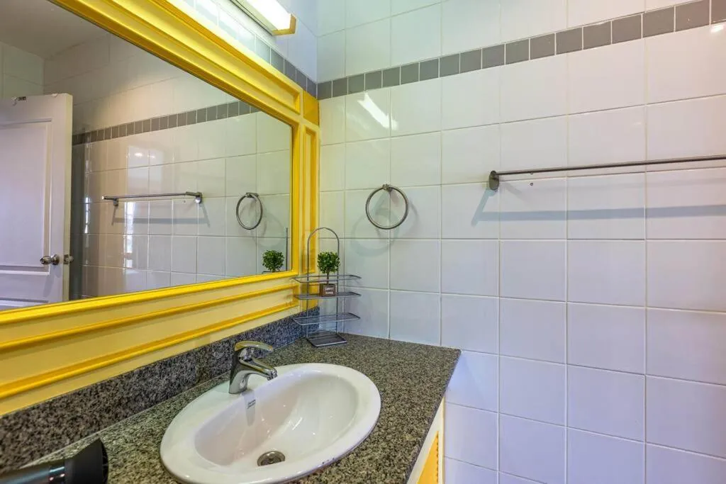 4 Bedroom Townhouse in Great Location! (BSS)