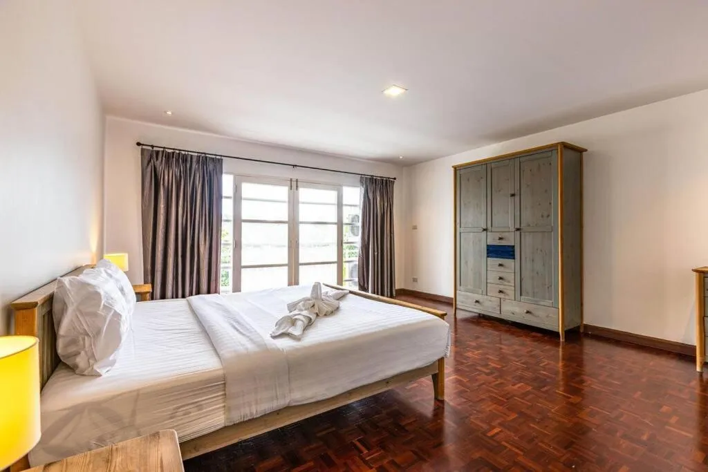 Bed in 4 Bedroom Townhouse in Great Location! (BSS)