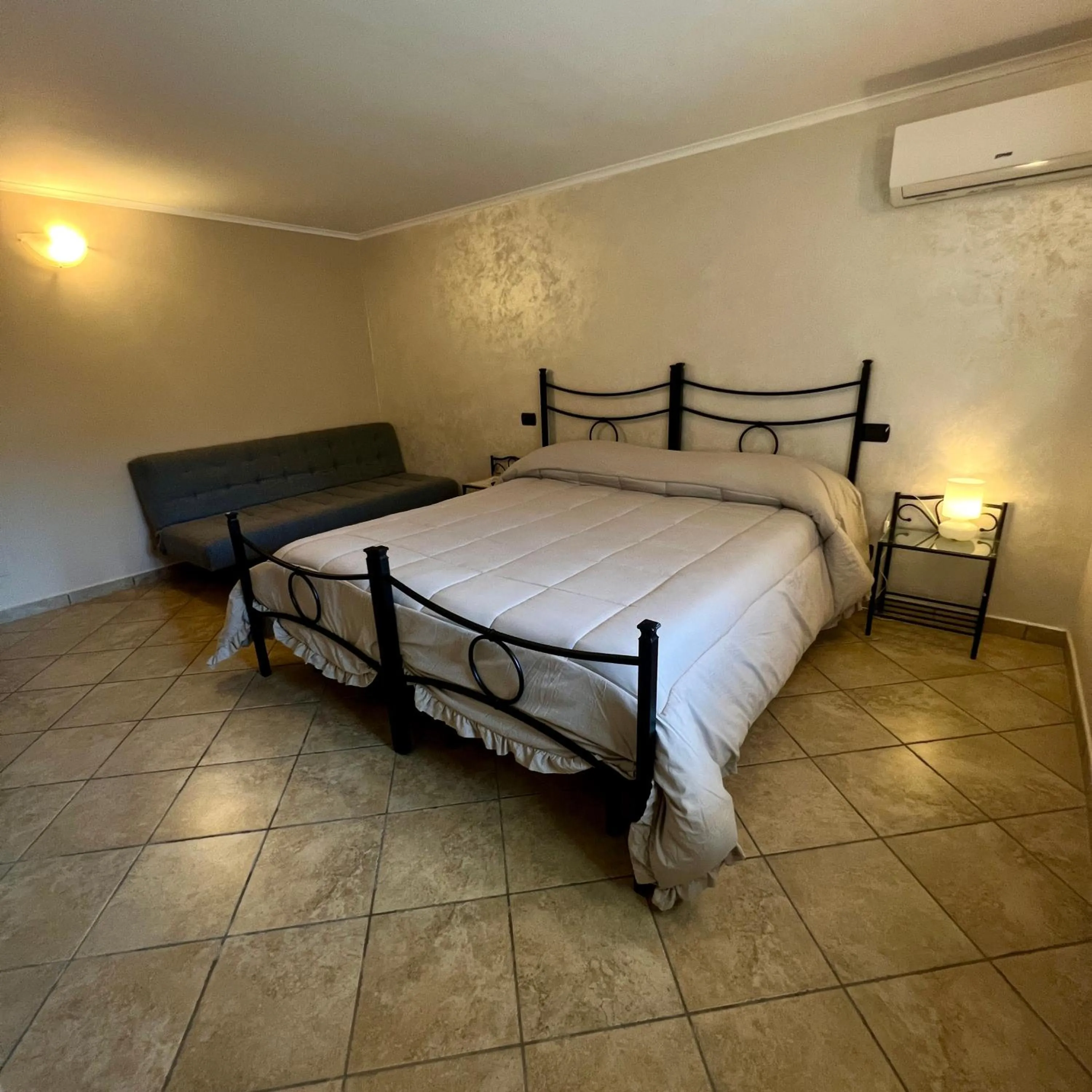 Photo of the whole room, Bed in Alba Chiara