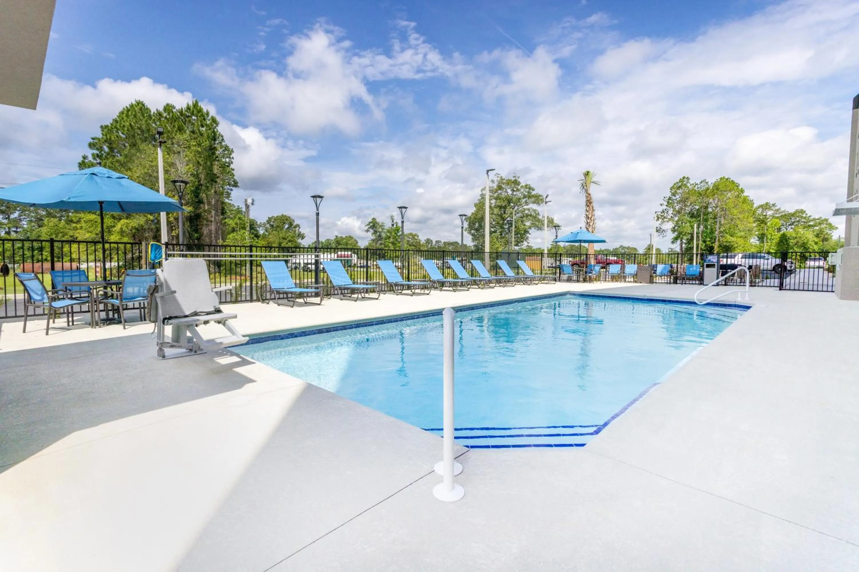 Pool view in La Quinta Inn & Suites by Wyndham Valdosta