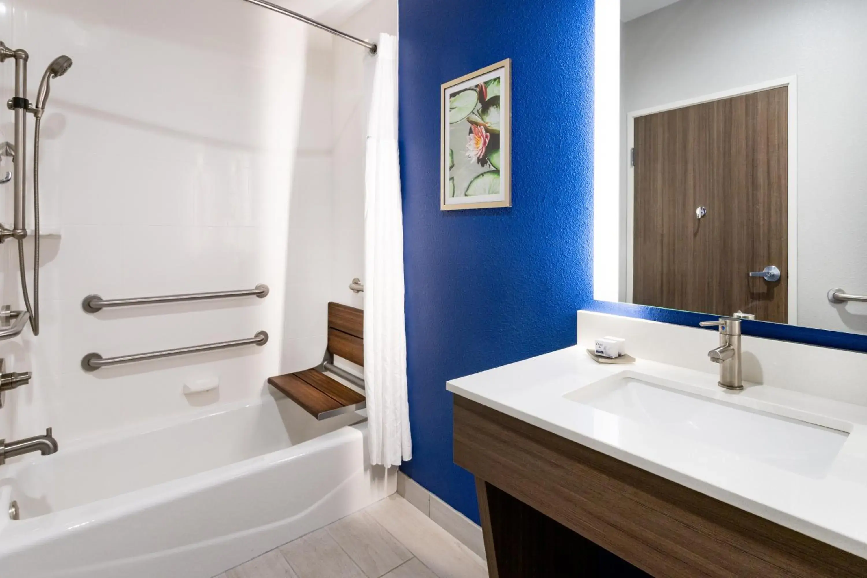 Queen Room with Mobility/Hearing Access and Bathtub with Grab Bar - Non-Smoking in La Quinta Inn & Suites by Wyndham Valdosta Queen Room with Mobility/Hearing Access and Bathtub with Grab Bar - Non-Smoking in La Quinta Inn & Suites by Wyndham Valdosta