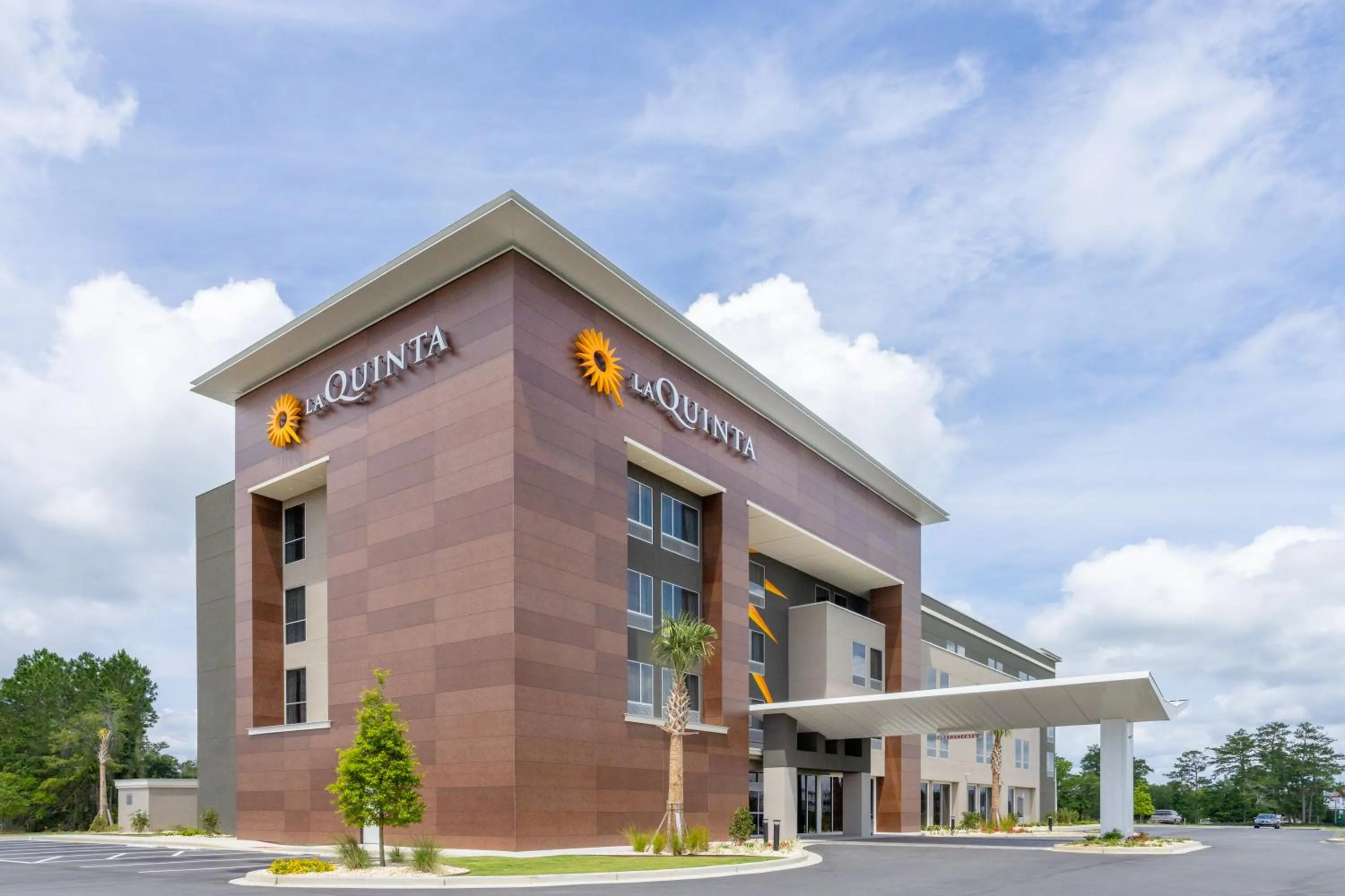Property building in La Quinta Inn & Suites by Wyndham Valdosta