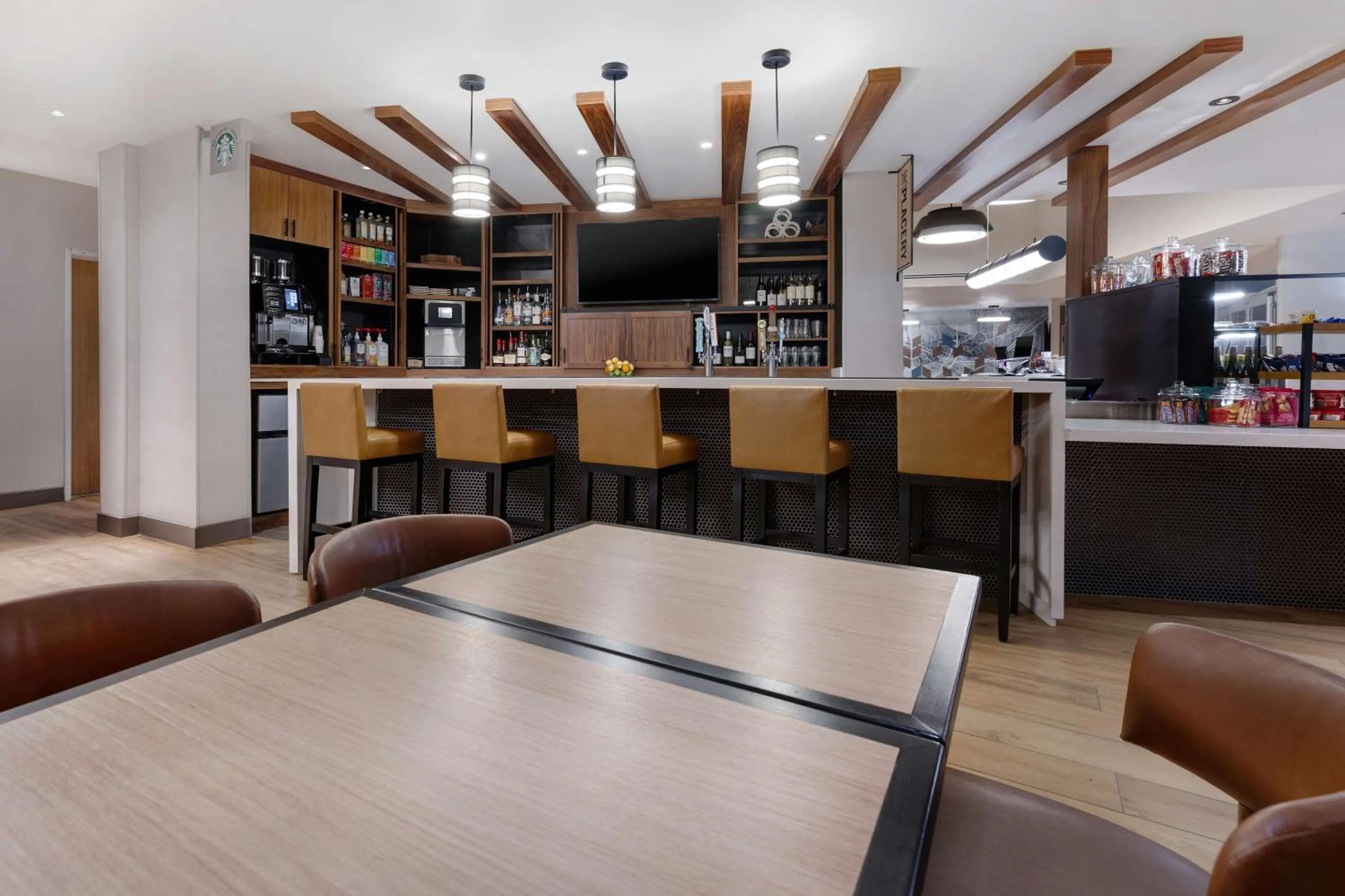 Lounge or bar in Hyatt Place Flagstaff