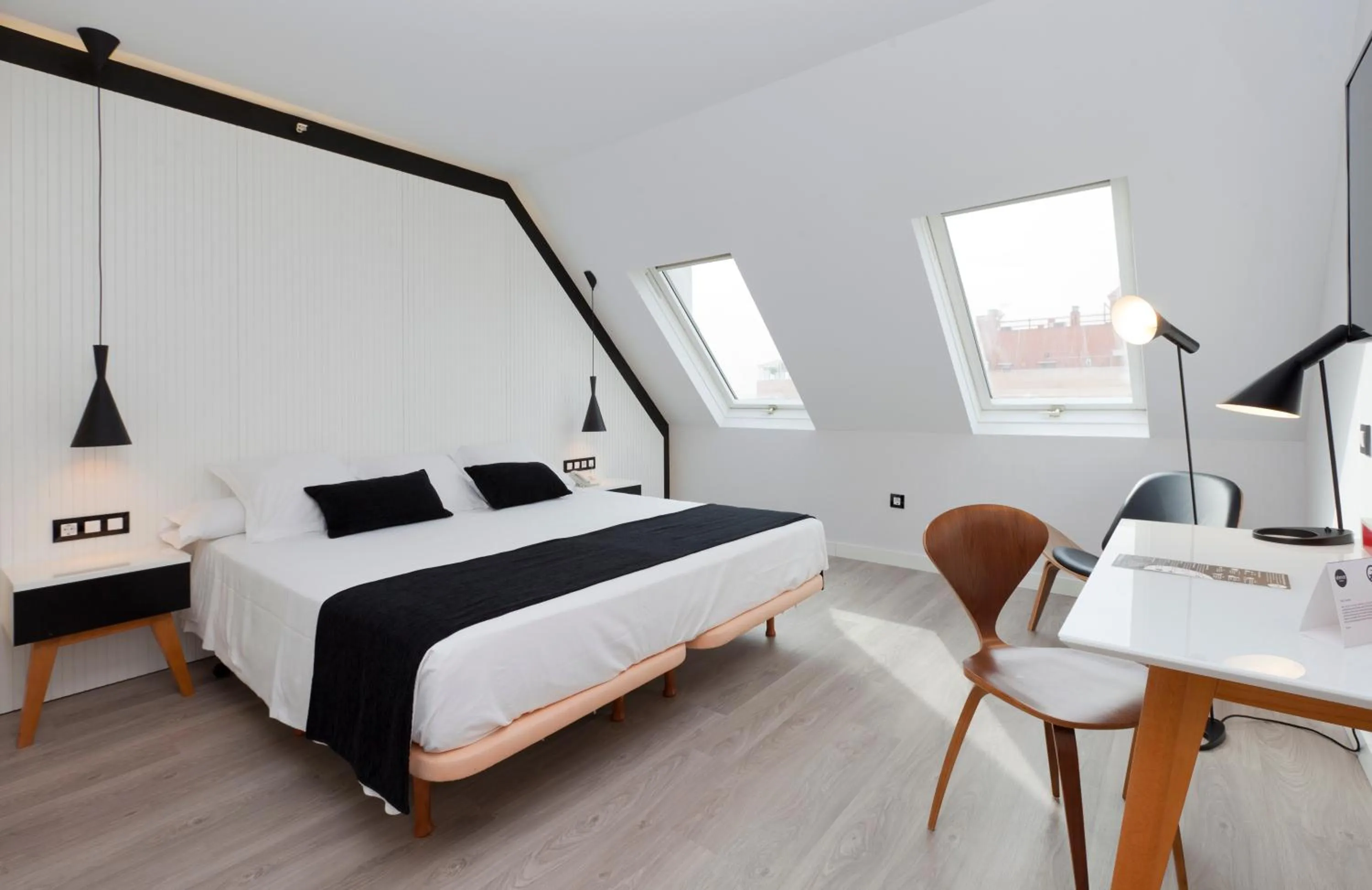 Photo of the whole room, Bed in Vértice Sevilla