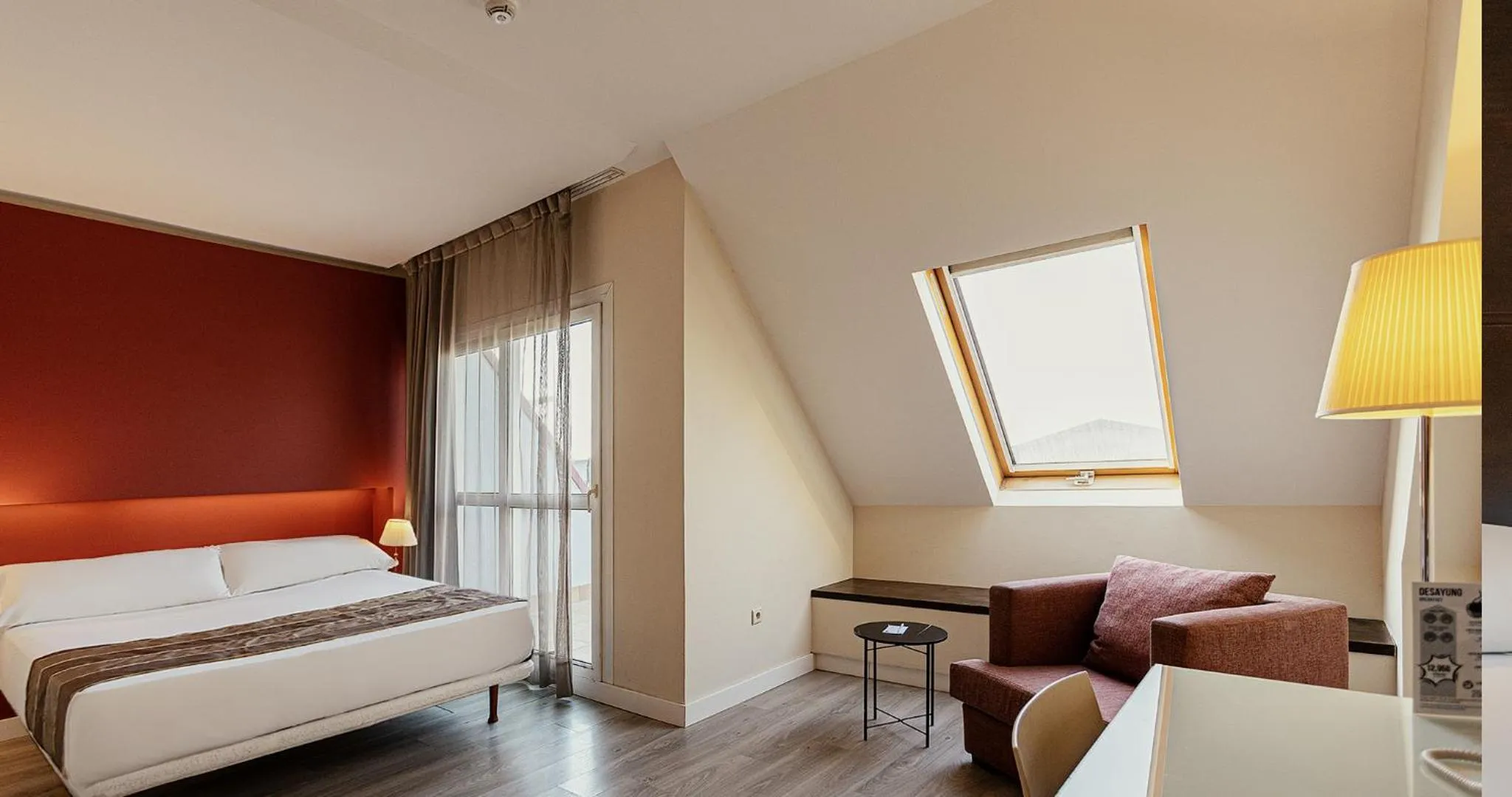 Photo of the whole room, Bed in Vértice Sevilla