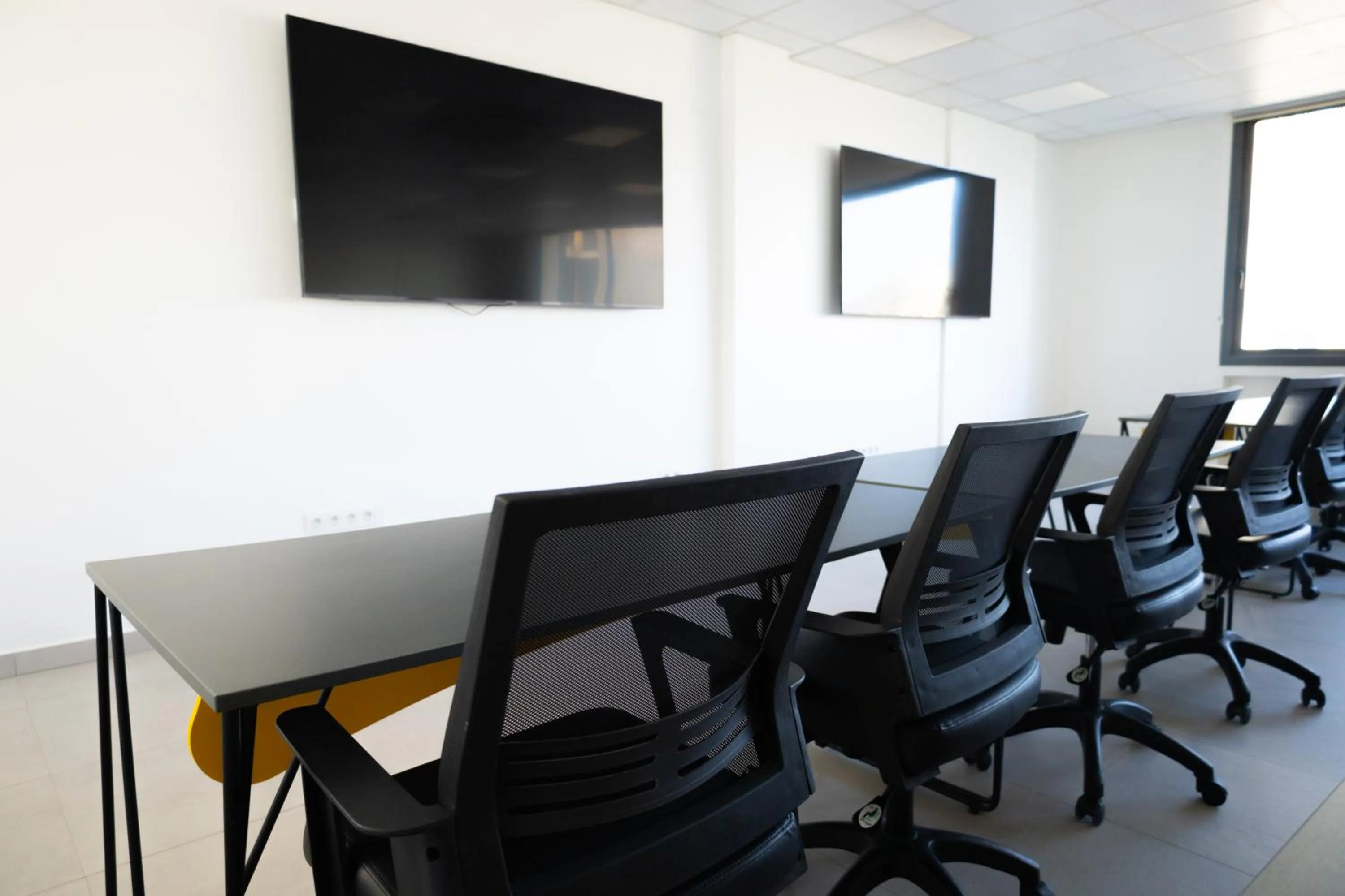 TV and multimedia in Waypoint Suites - Appartements meublés