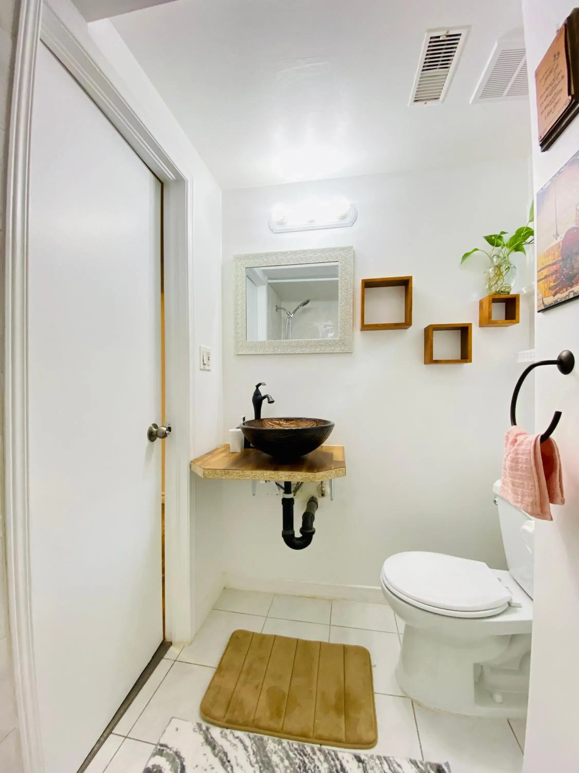 Toilet in Toronto Bed & Breakfast - Free parking Toilet in Toronto Bed & Breakfast - Free parking
