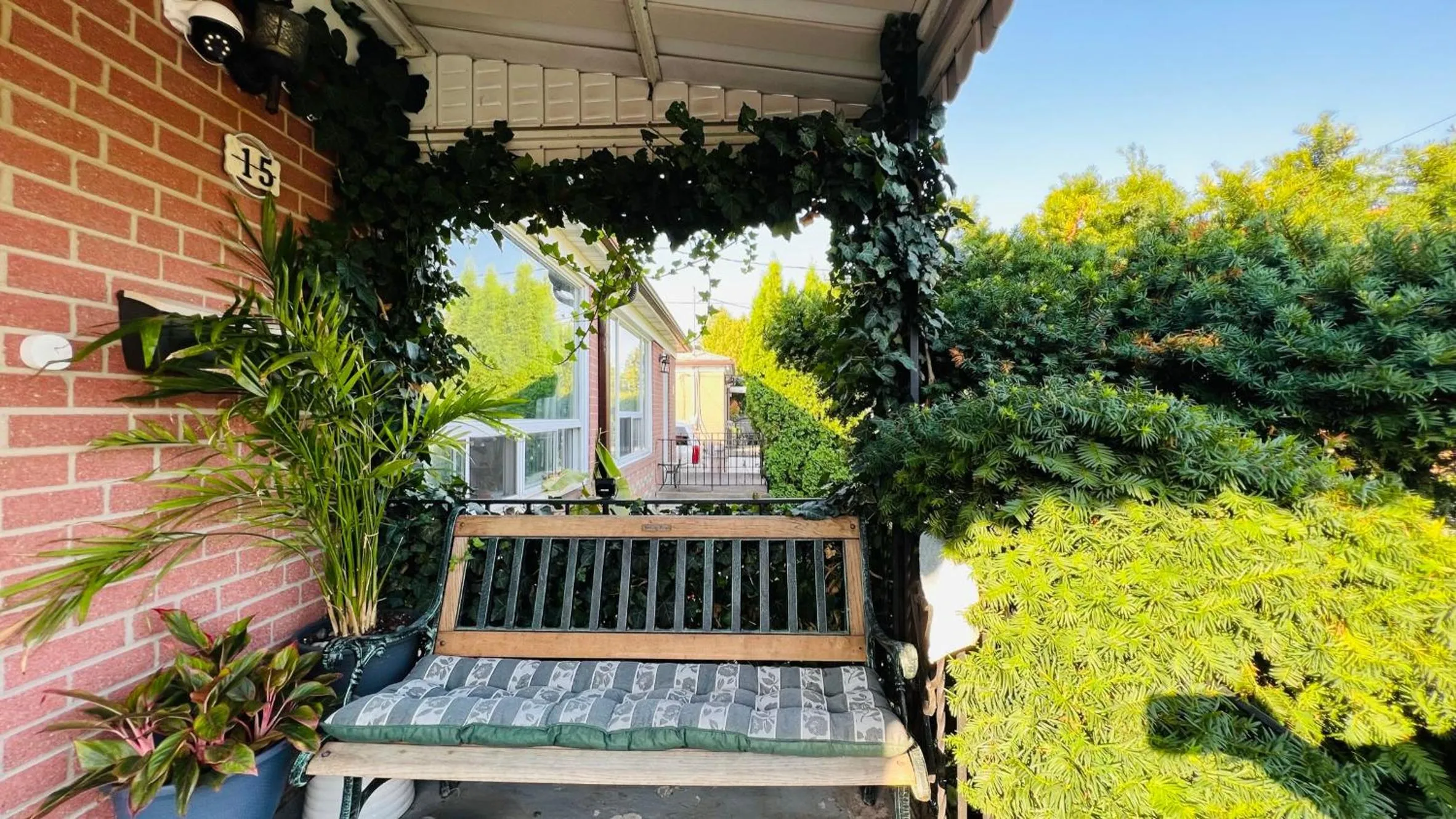 Toronto Bed & Breakfast - Free parking