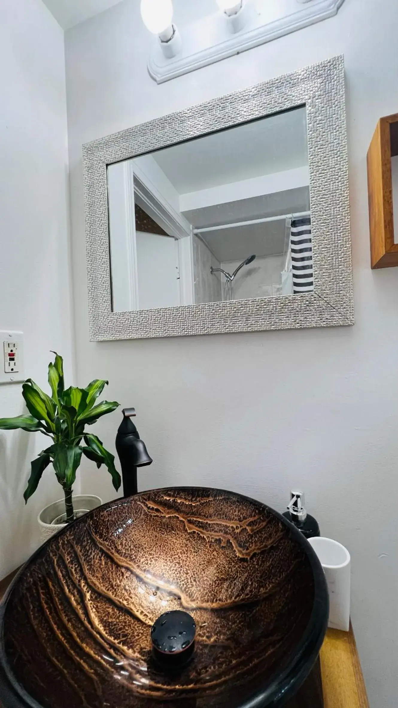 Bathroom in Toronto Bed & Breakfast - Free parking Bathroom in Toronto Bed & Breakfast - Free parking