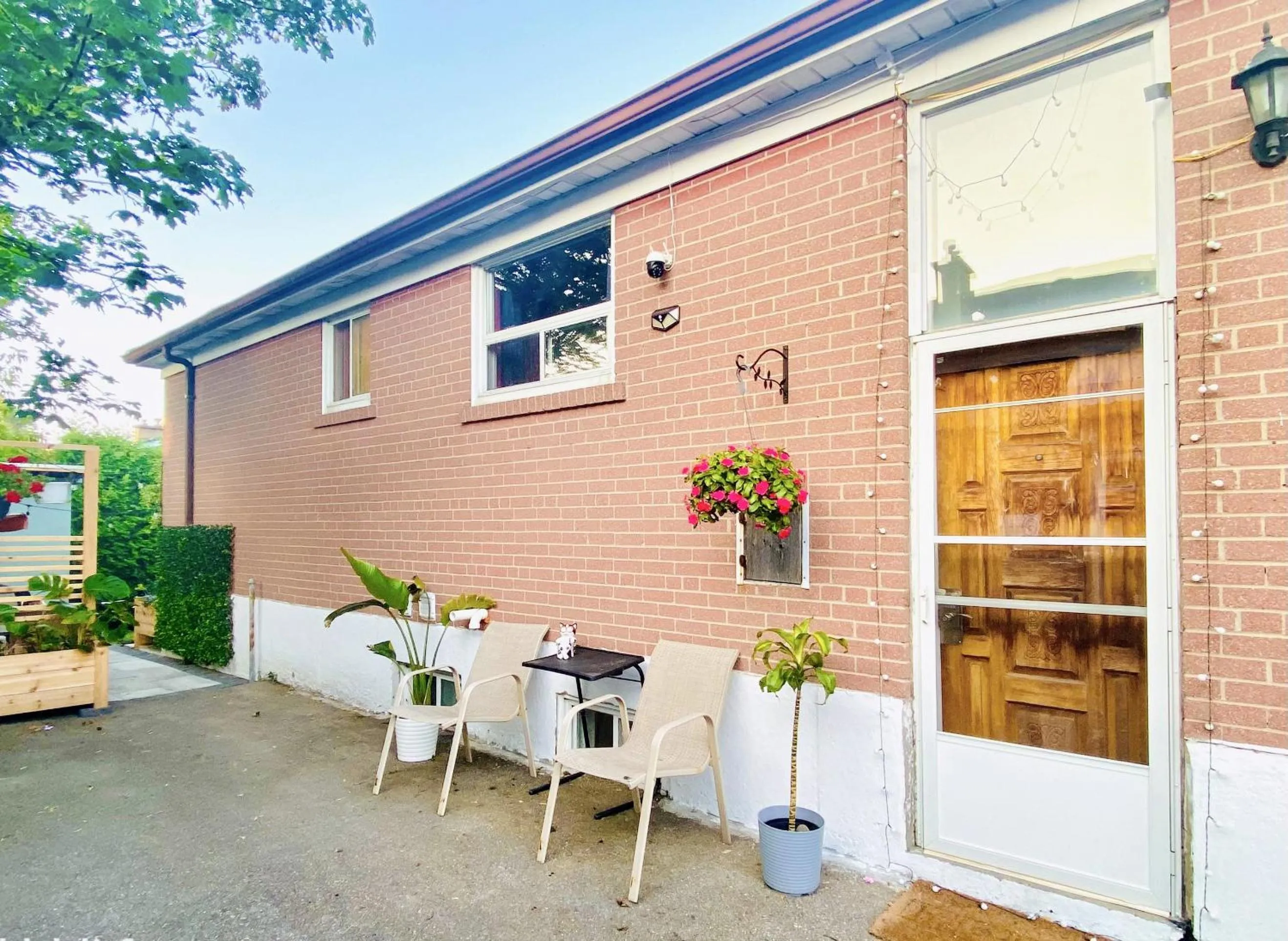 Toronto Bed & Breakfast - Free parking