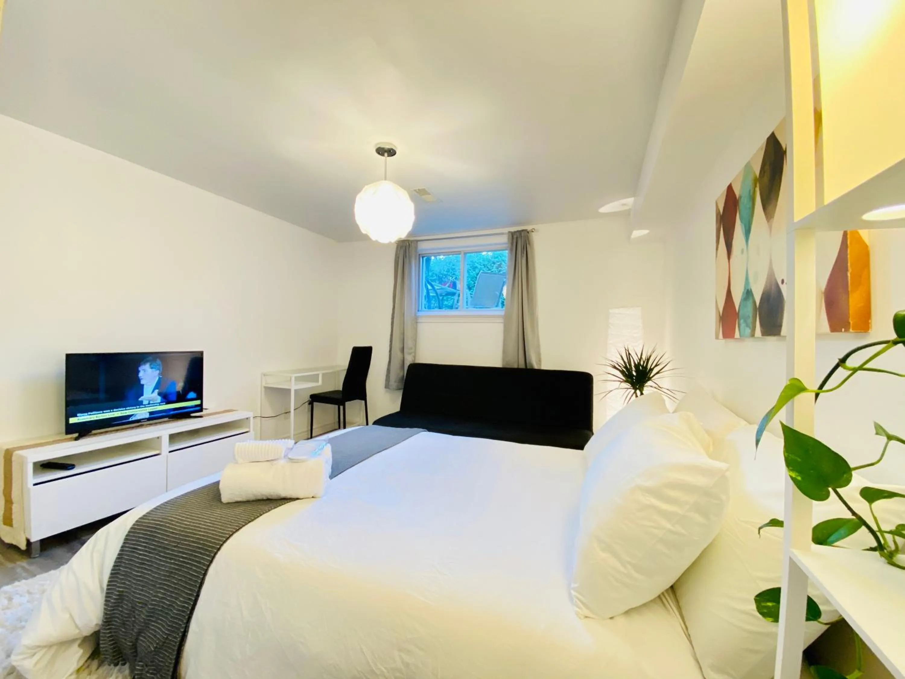 Toronto Bed & Breakfast - Free parking