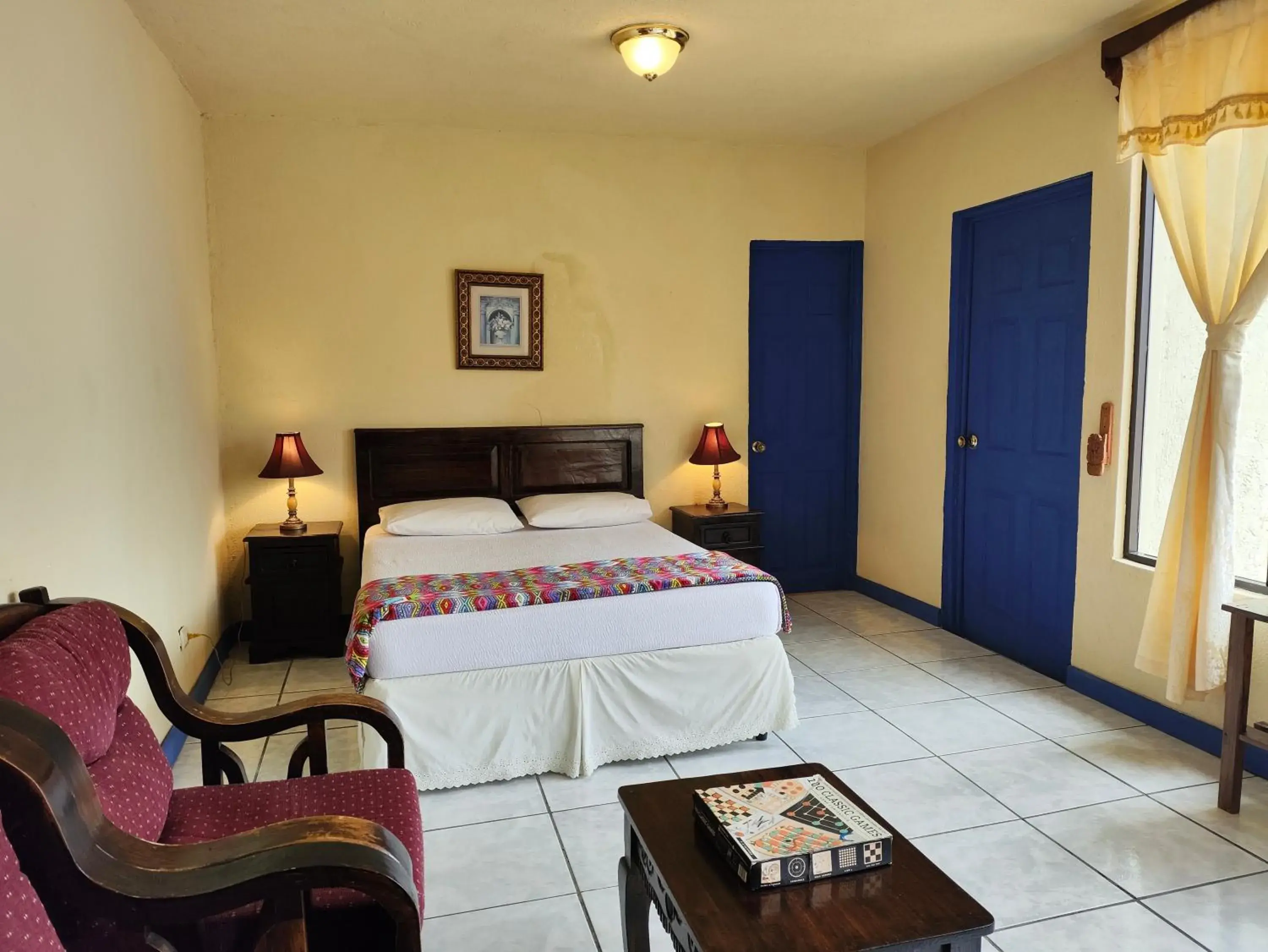 Deluxe Family Room with Lake View in Hotel Restaurante La Villa de los Dioses Deluxe Family Room with Lake View in Hotel Restaurante La Villa de los Dioses