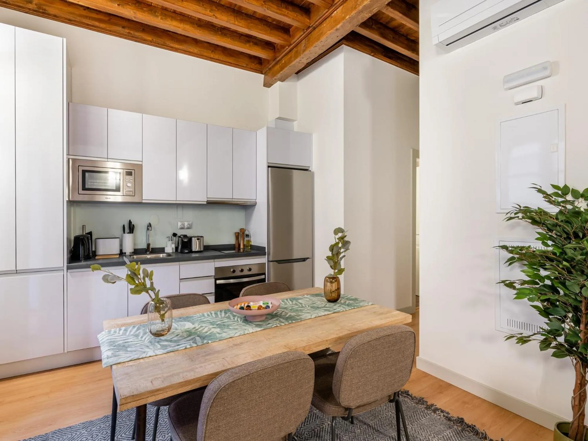 Dining area in Limehome Granada Calle Mirasol