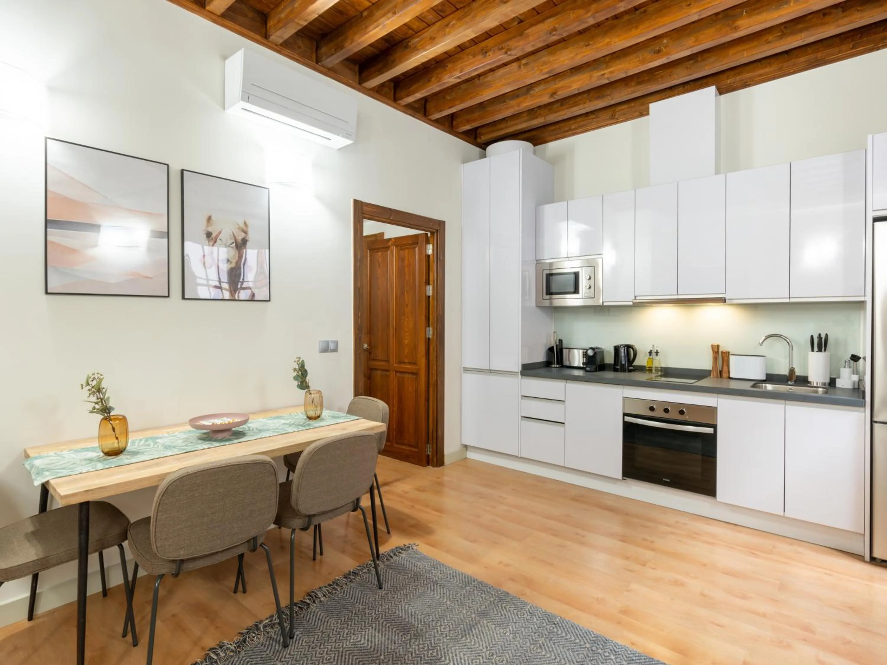 Dining area in Limehome Granada Calle Mirasol