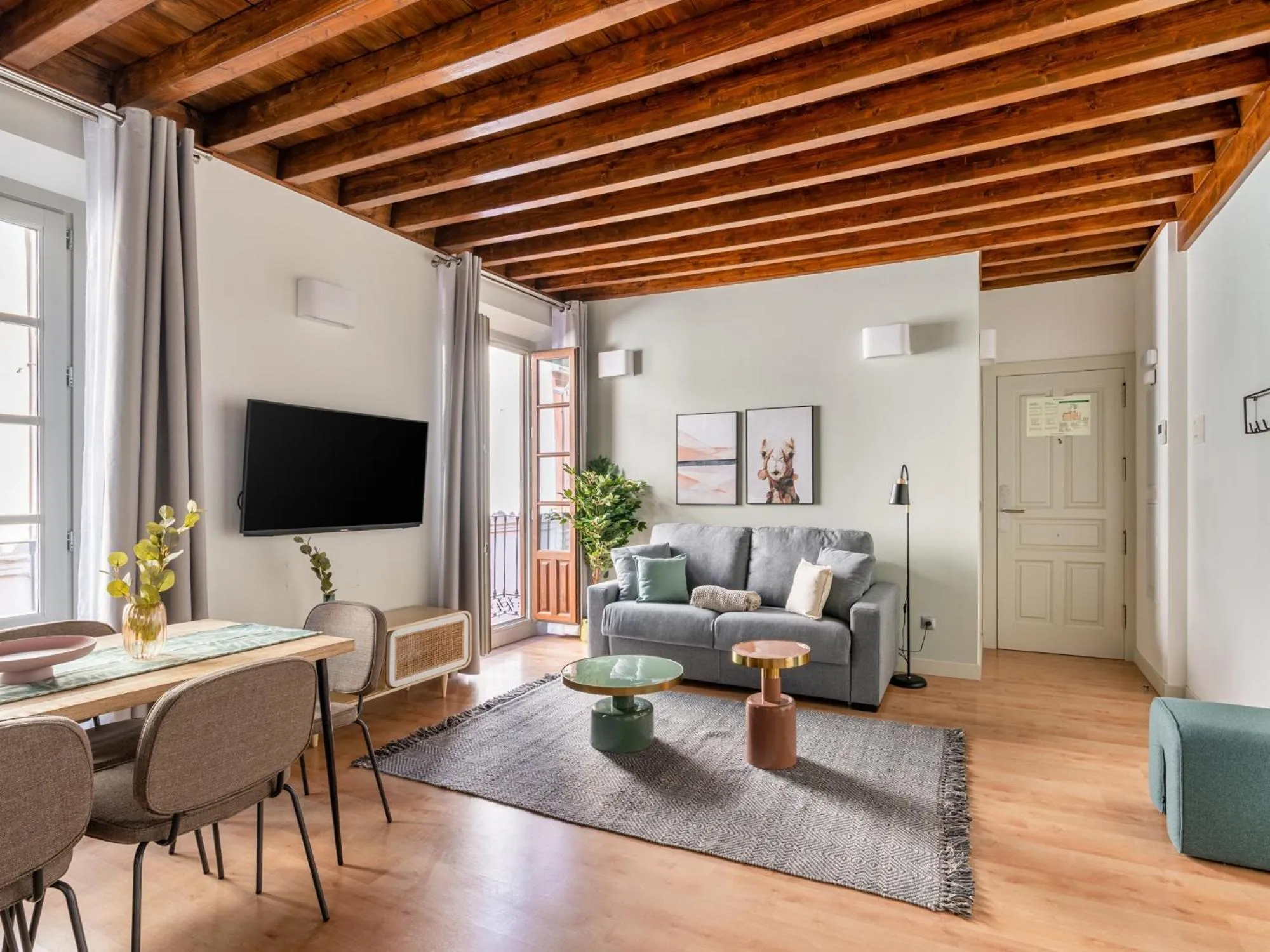 TV and multimedia in Limehome Granada Calle Mirasol