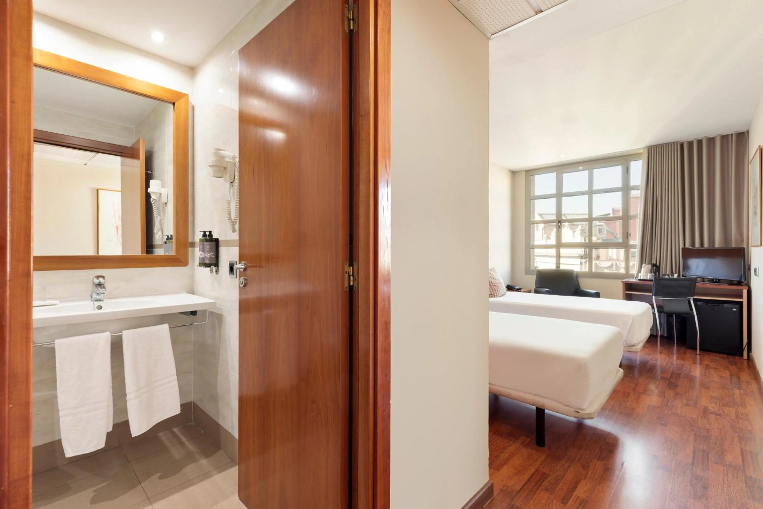 Bathroom, Bed in Hotel Best Aranea