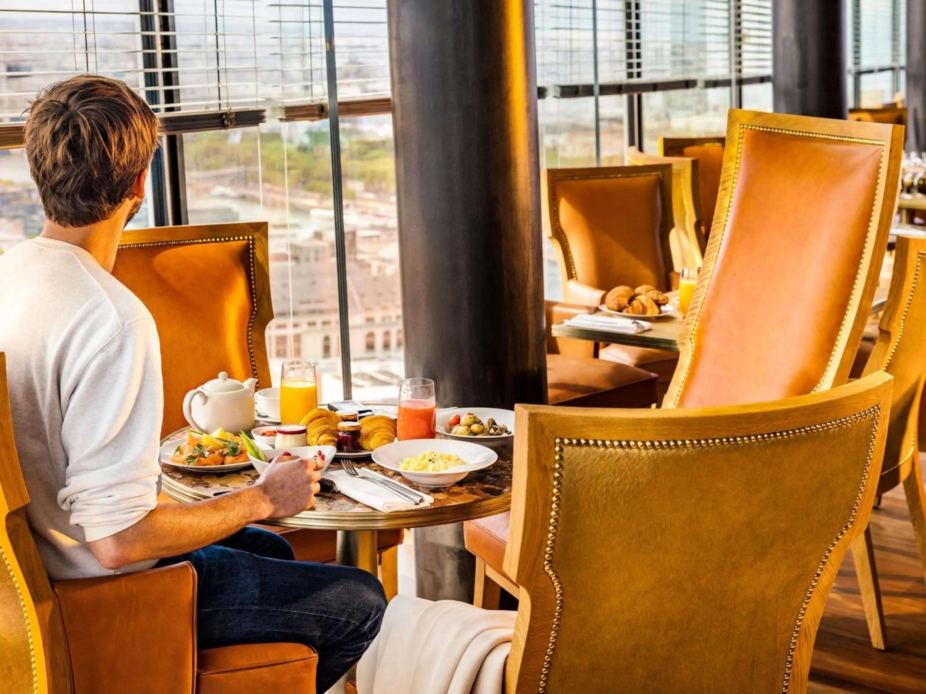 Restaurant/places to eat in Too Hotel & Spa Paris - MGallery Collection