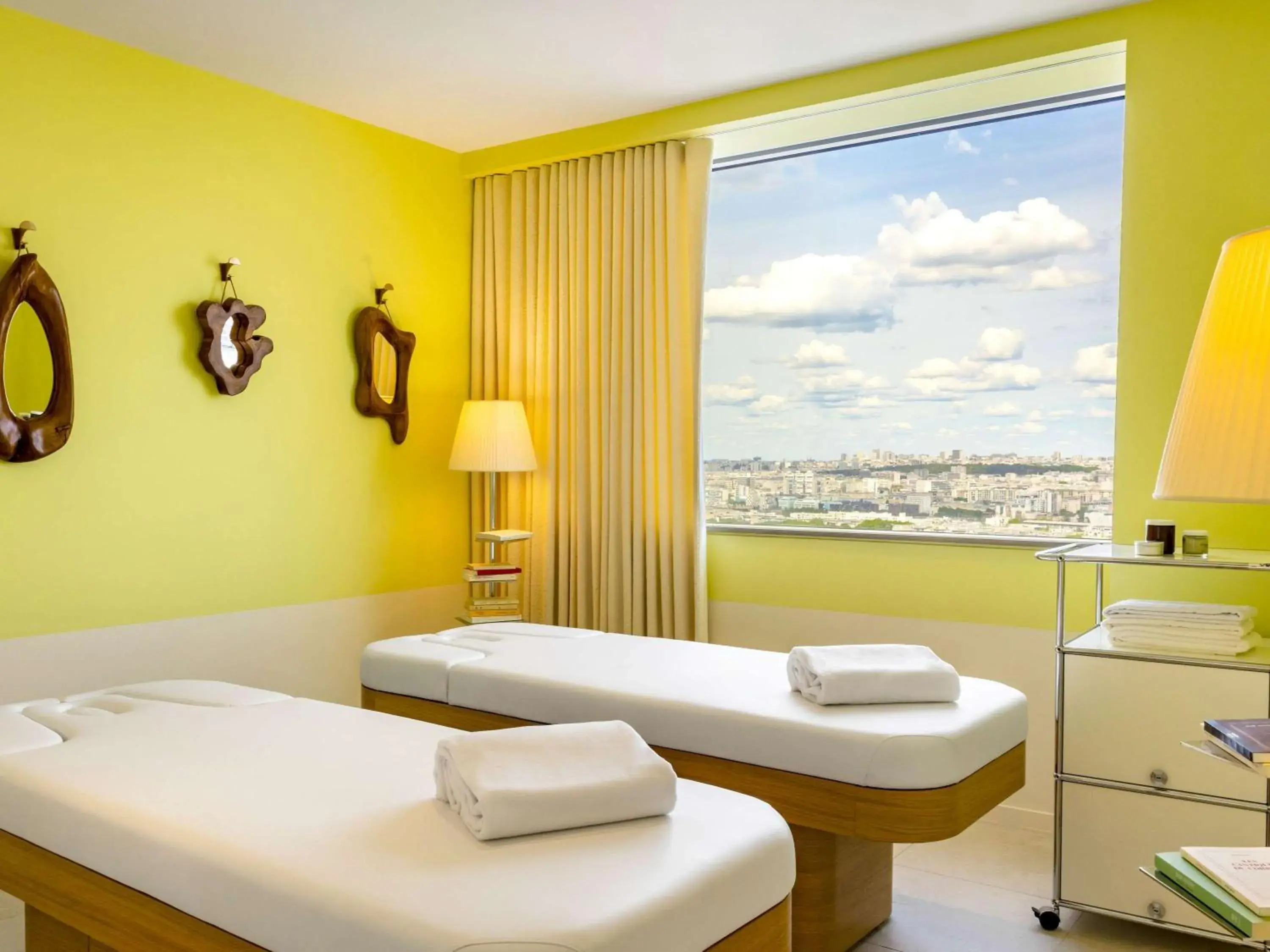 Massage, Bed in Too Hotel Paris - MGallery