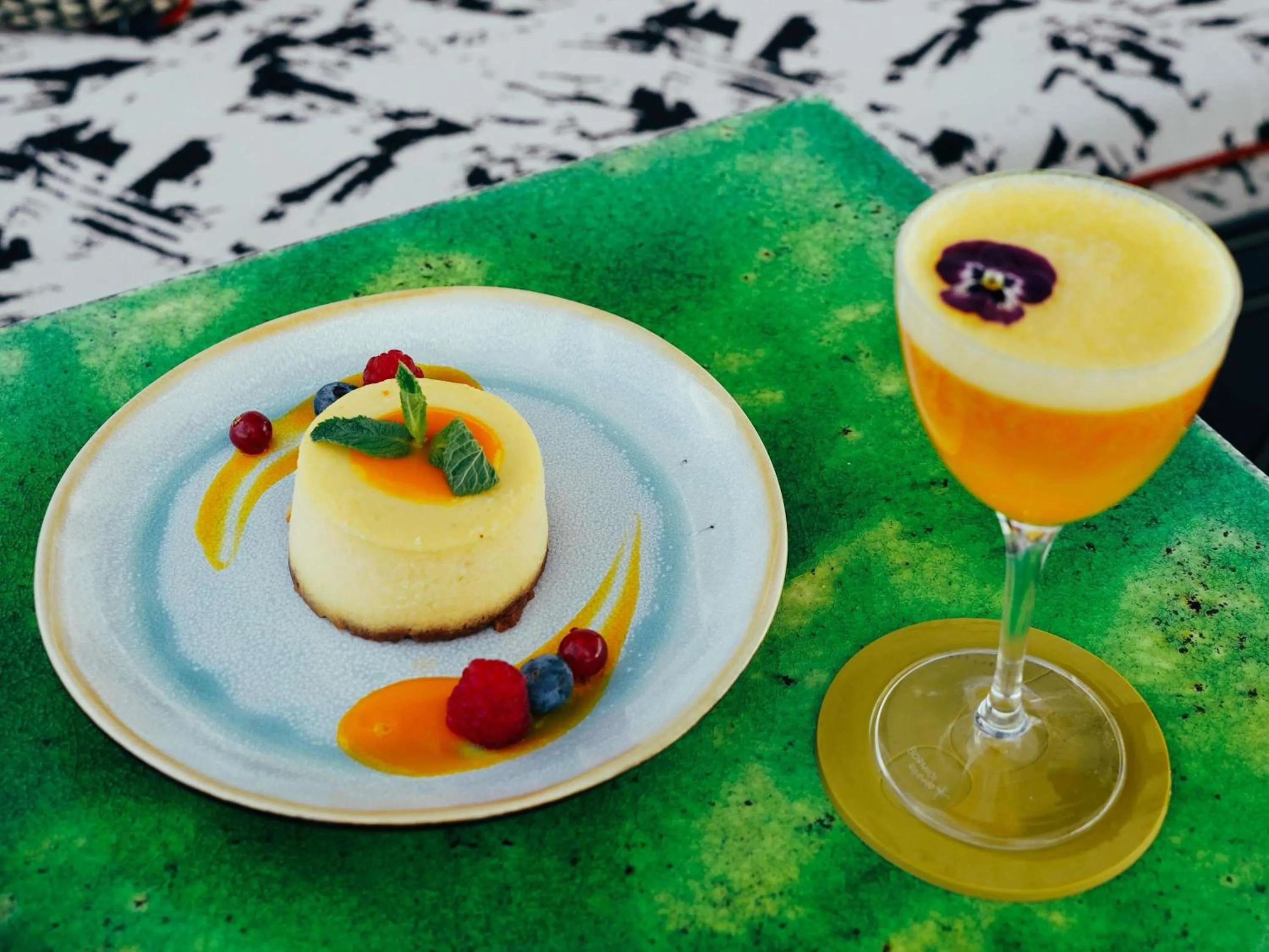 Restaurant/places to eat in Too Hotel & Spa Paris - MGallery Collection