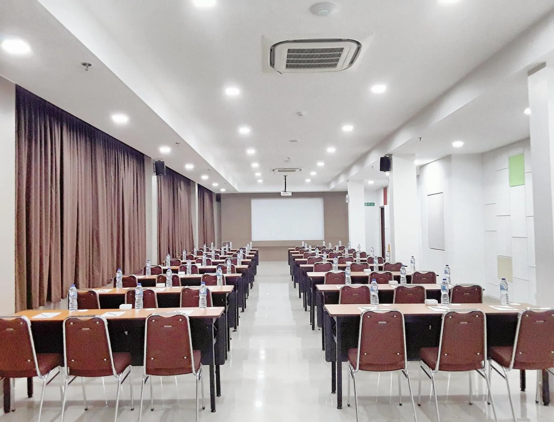 Meeting/conference room in Amaris Hotel Nagoya Hill - Batam