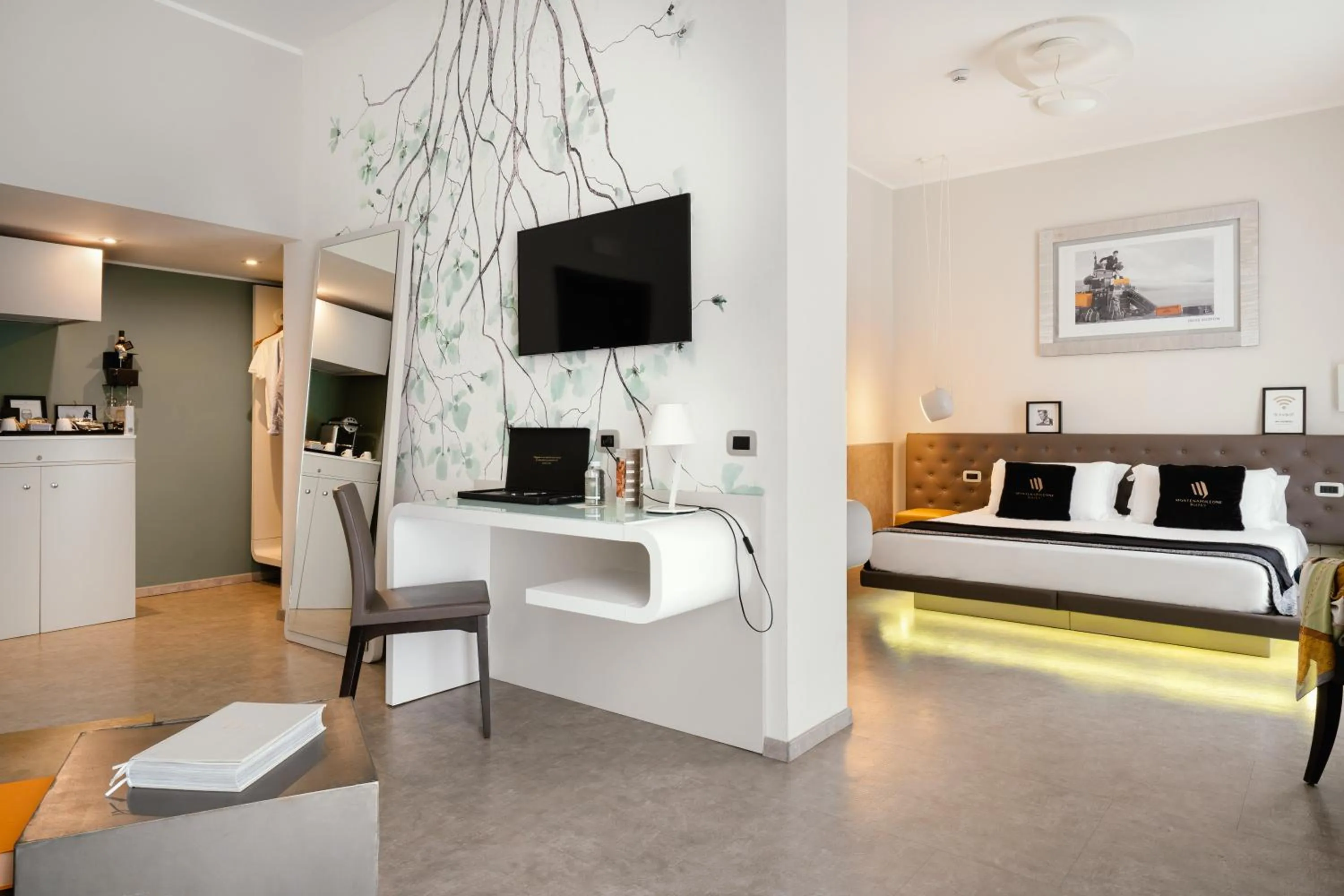 Living room, Bed in Montenapoleone Suites