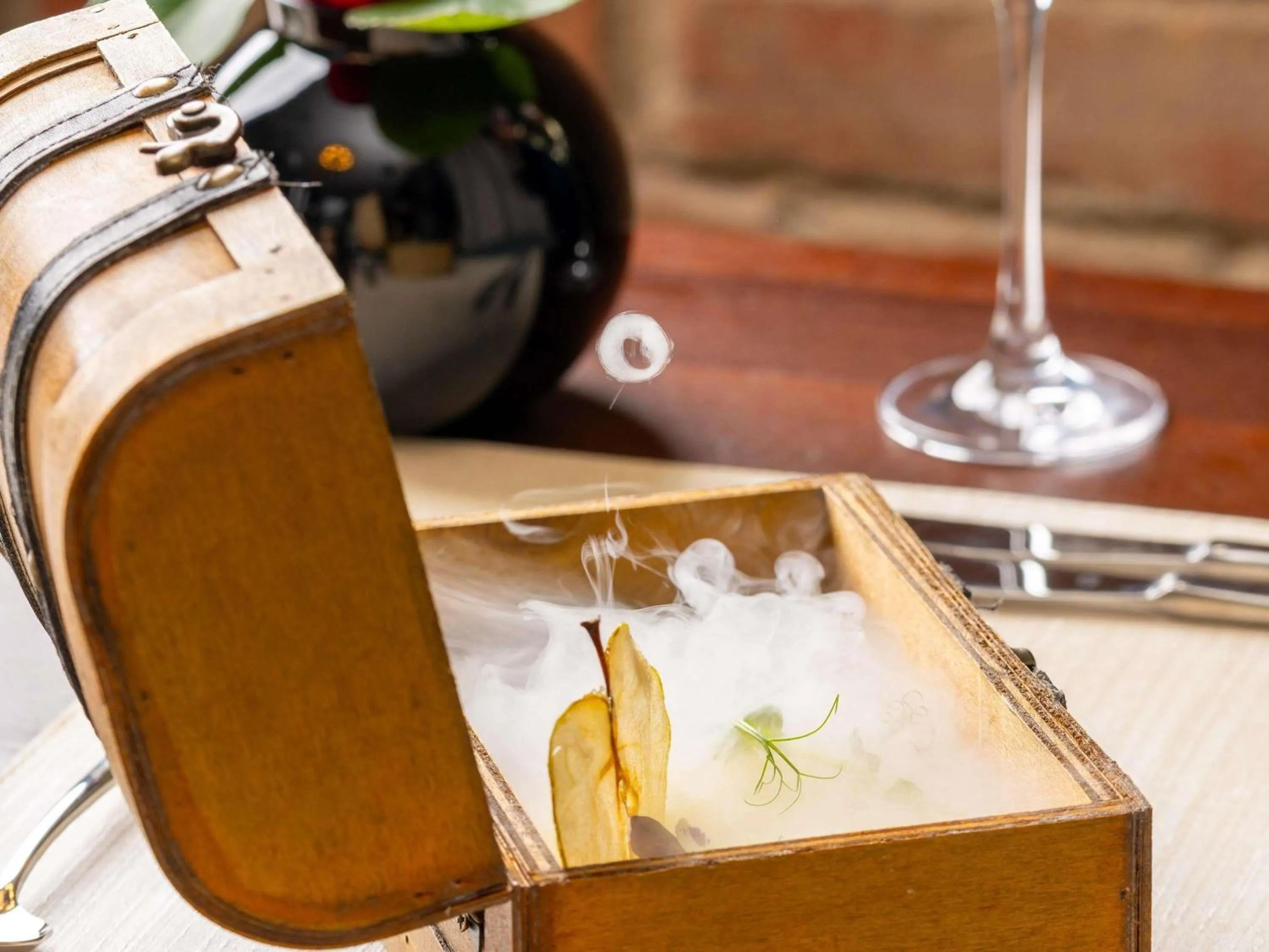 Lounge or bar in Mercure Conacul Cozieni