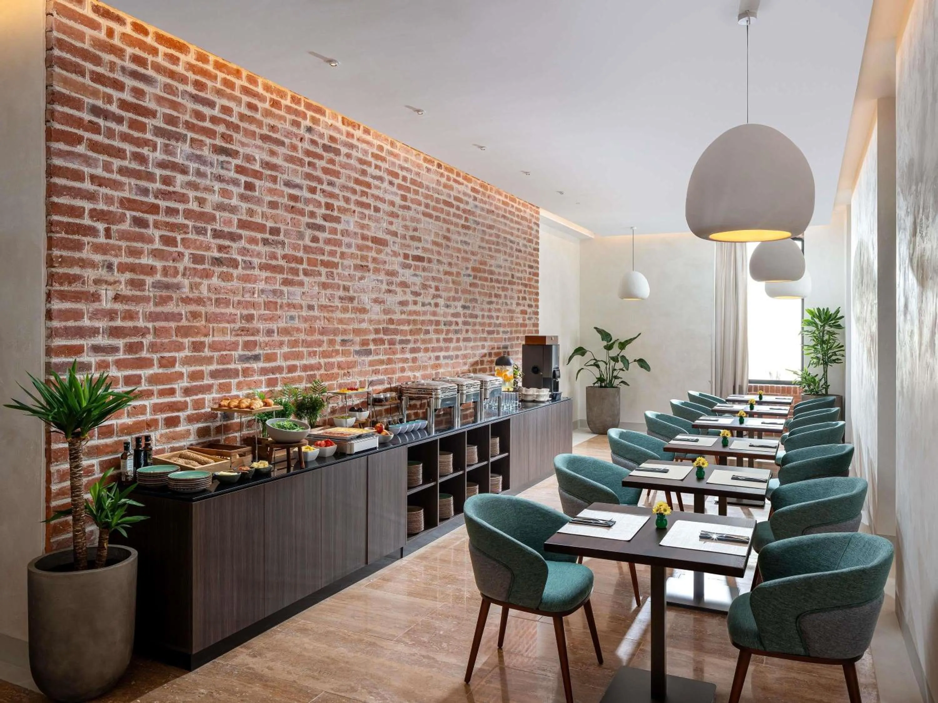 Restaurant/places to eat in Mercure Conacul Cozieni